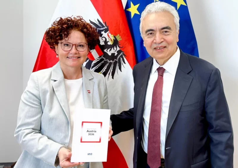 Gemeinsam mit IEA-Exekutivdirektor Fatih Birol nahm Energiestaatssekretärin Elisabeth Zehnter den IEA Länderbericht entgegen. Foto: BMWET