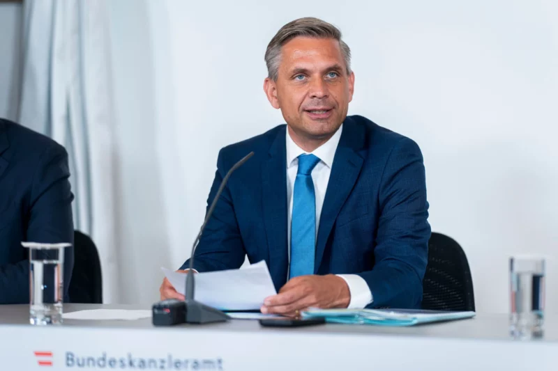 Will die rot-weiß-rot Karte für mehr Standortpolitik nutzen. Wirtschaftsminister Wolfgang Hattmannsdorfer. Foto: BKA/Florian Schrötter