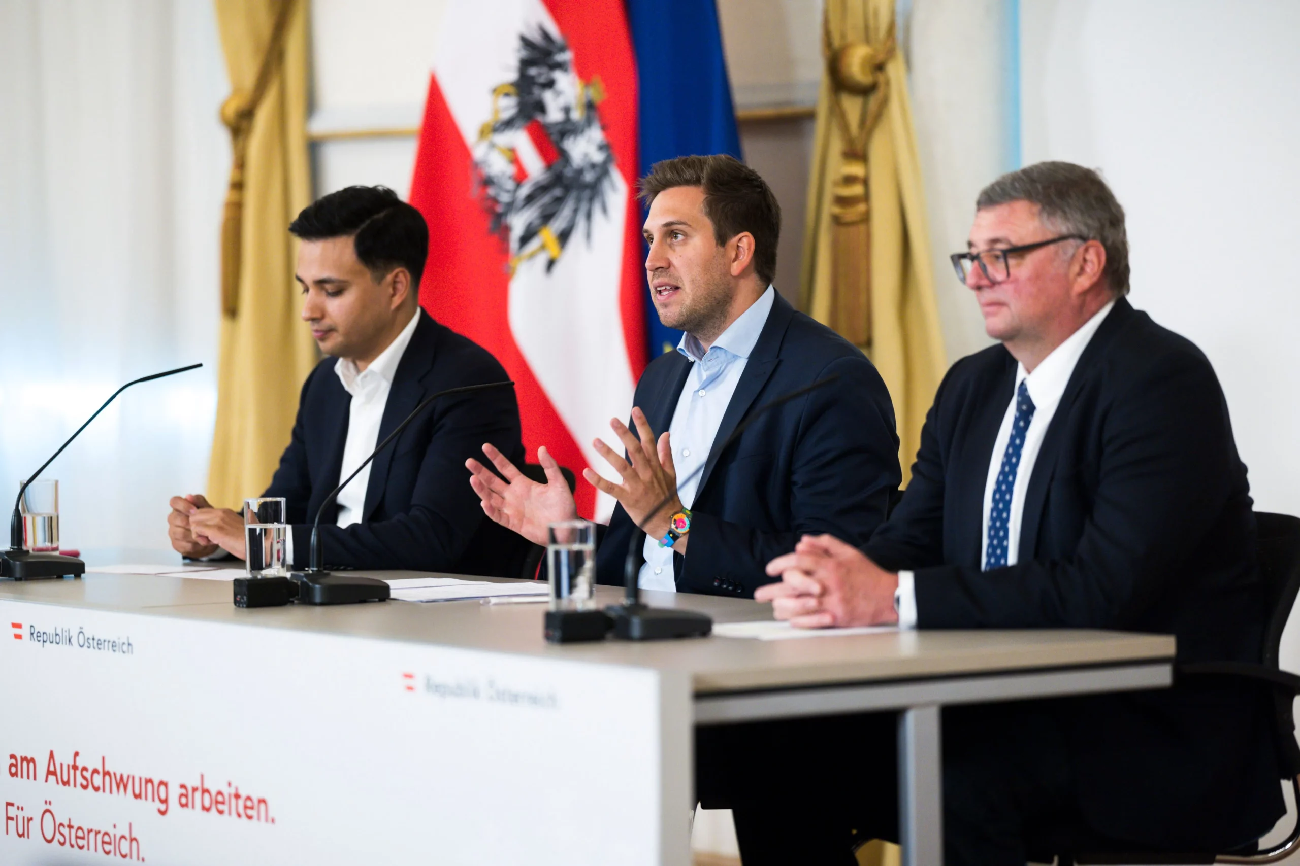 Staatssekretär Alexander Pröll (m.) präsentierte nach dem Ministerrat mit Klubobmann Yannick Shetty (l.) und Staatssekretär Jörg Leichtfried den Sparkurs in der Bundesverwaltung. Foto: Christopher Dunker