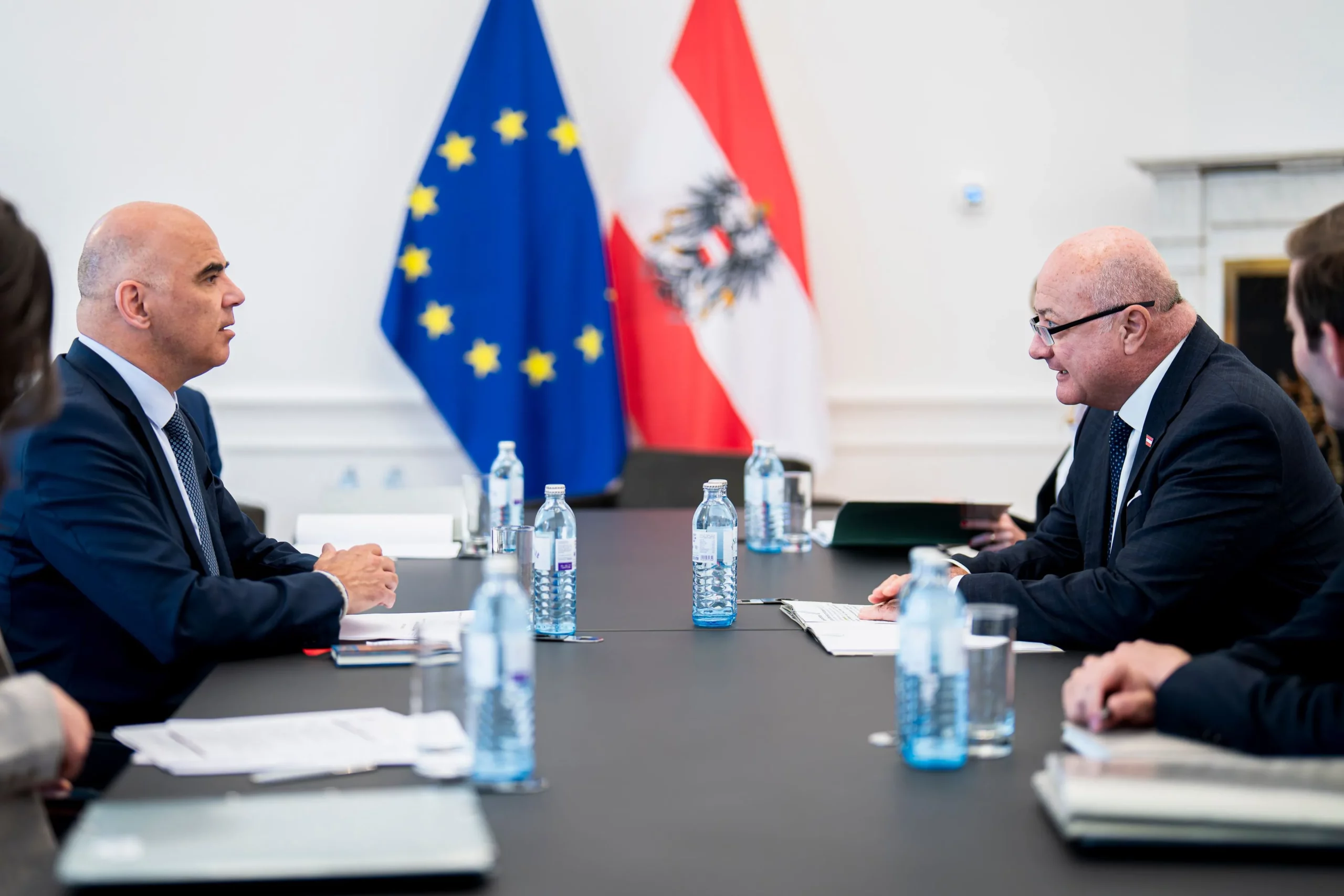 Kanzler Stocker in Wien im Gespräch mit Europarats-Generalsekretär Alain Berset zu seinem Kurs: Regeln müssen so ausgelegt werden, dass sie Sicherheit gewährleisten und Vertrauen in den Rechtsstaat stärken. Foto: Bka / Florian Schrötter