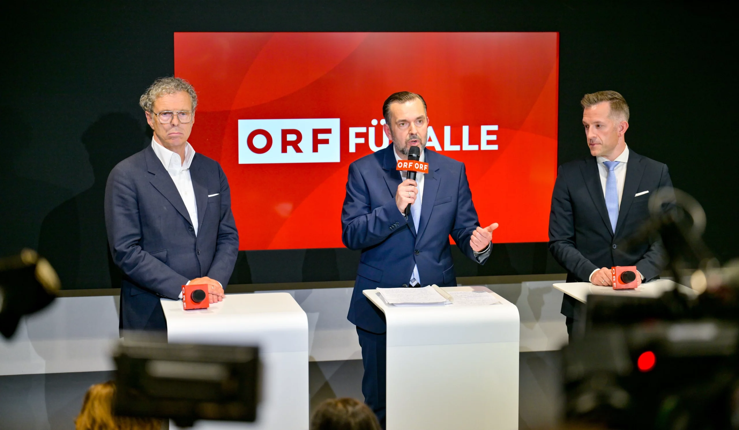 Kündigte Reformen und Neuordnung an: der am Freitag im Stiftungsrat gewählte ORF-Generaldirektor Clemens Pig (m.) mit Gregor Schütze (l.) und Heinz Lederer (r.). Foto: ORF