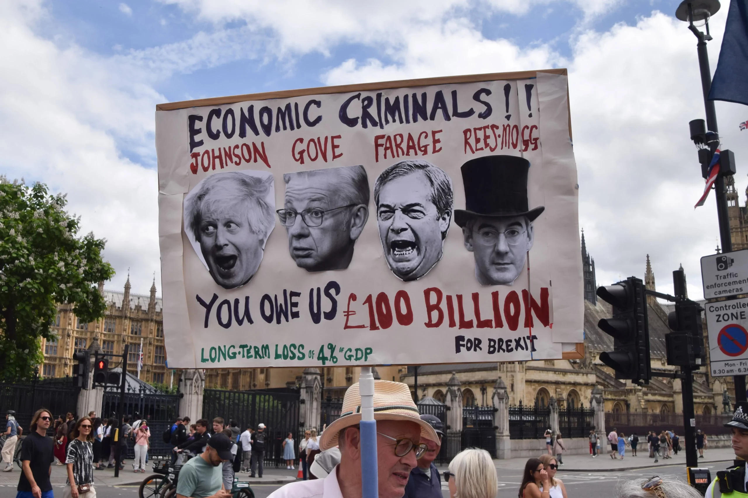 Zum 10. Jahrestag des Austritts-Referendums in Großbritannien protestierten Personen und Gruppen gegen Boris Johnson (Premier von 2019-2022) und den rechts-nationalistischen Populisten Nigel Farage. Der Brexit hat Großbritannien wirtschaftlich und politisch geschwächt. Foto: Imago / Zuma Press Wire