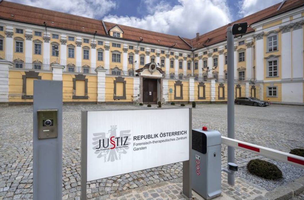 Österreichs Justizanstalten sind ausgelastet. Ausländische Straftäter sollen ihre Haft vermehr im Herkunftsland verbringen. Wer einem Aufenthaltsverbot unterliegt, kann dagegen kein Veto mehr einlegen. Foto: Forensisch-therapeutisches Zentrum Garsten): Helmut Meyer / Imago