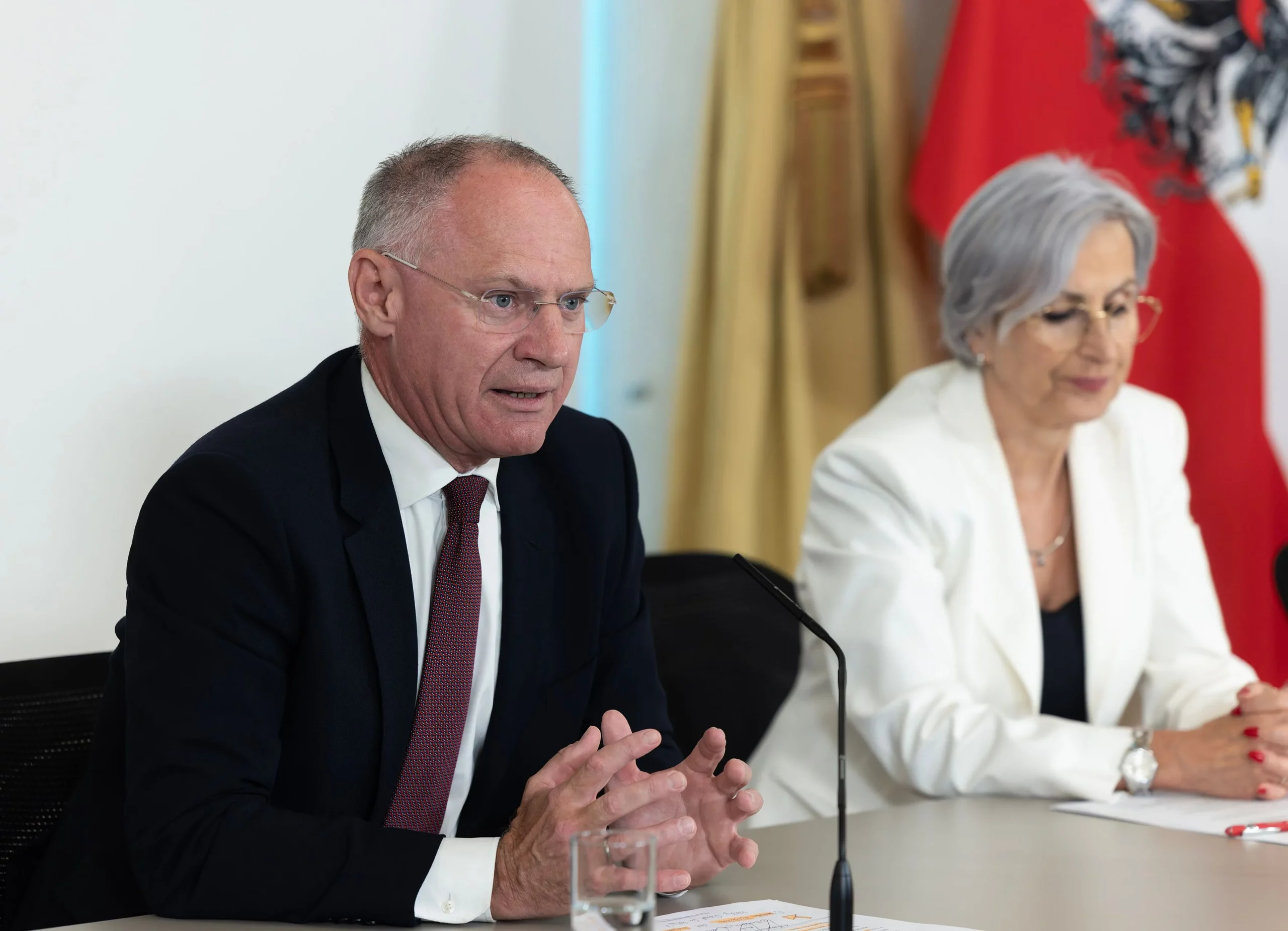 Ausländische Straftäter sollen die Haft im Heimat- oder Herkunftsland verbringen. Die Möglichkeiten, ein Veto einzulegen, werden aufgehoben. Foto (Innenminister Gerhard Karner und Justizministerin Anna Sporrer): Bka / Regina Aigner