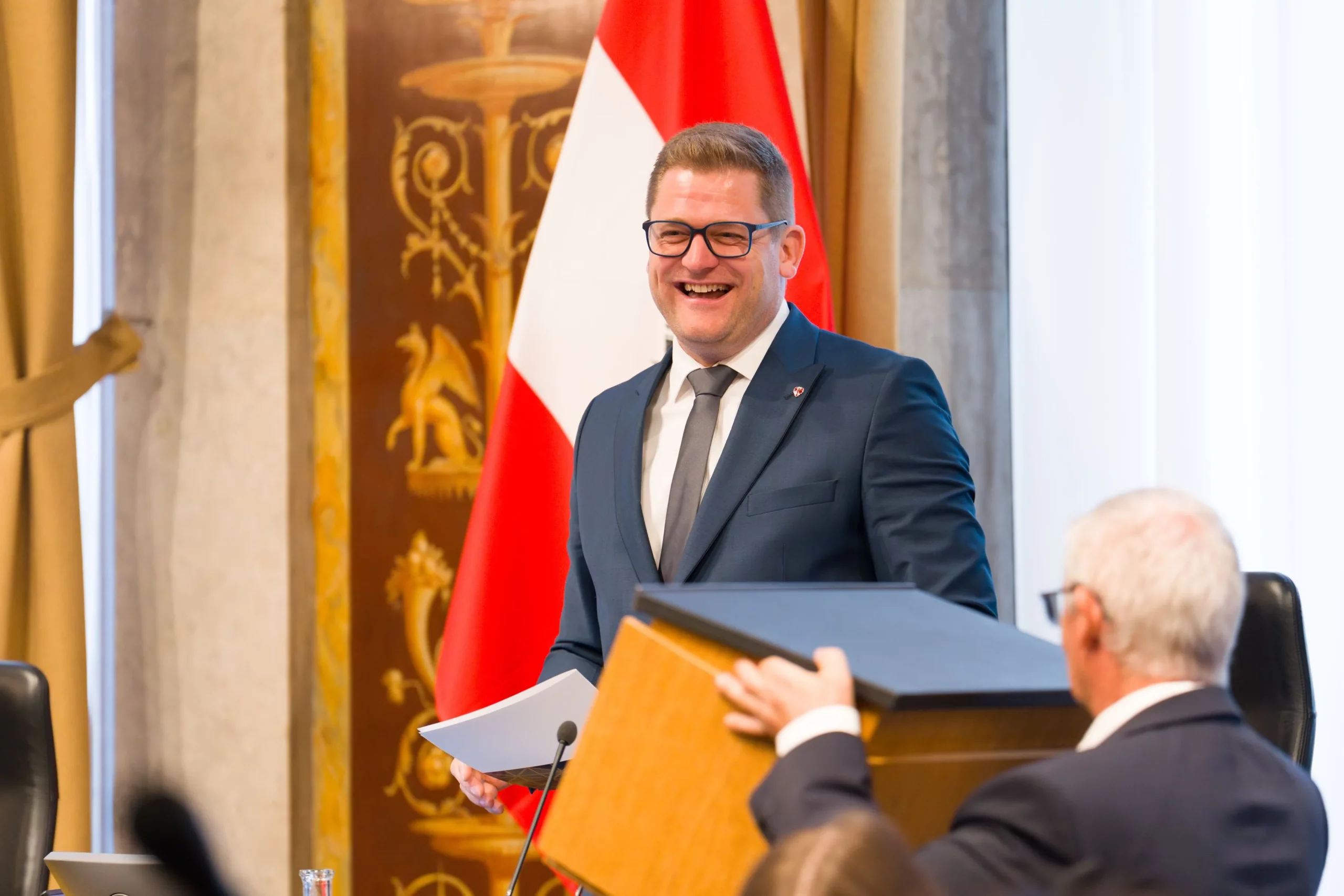 Unter Applaus aller Fraktionen plädierte Markus Stotter, scheidender Vorsitzender des Bundesrates, neuerlich für die Regionen Österreichs. Foto: Parlament / Bernadette Sattler-Remling.