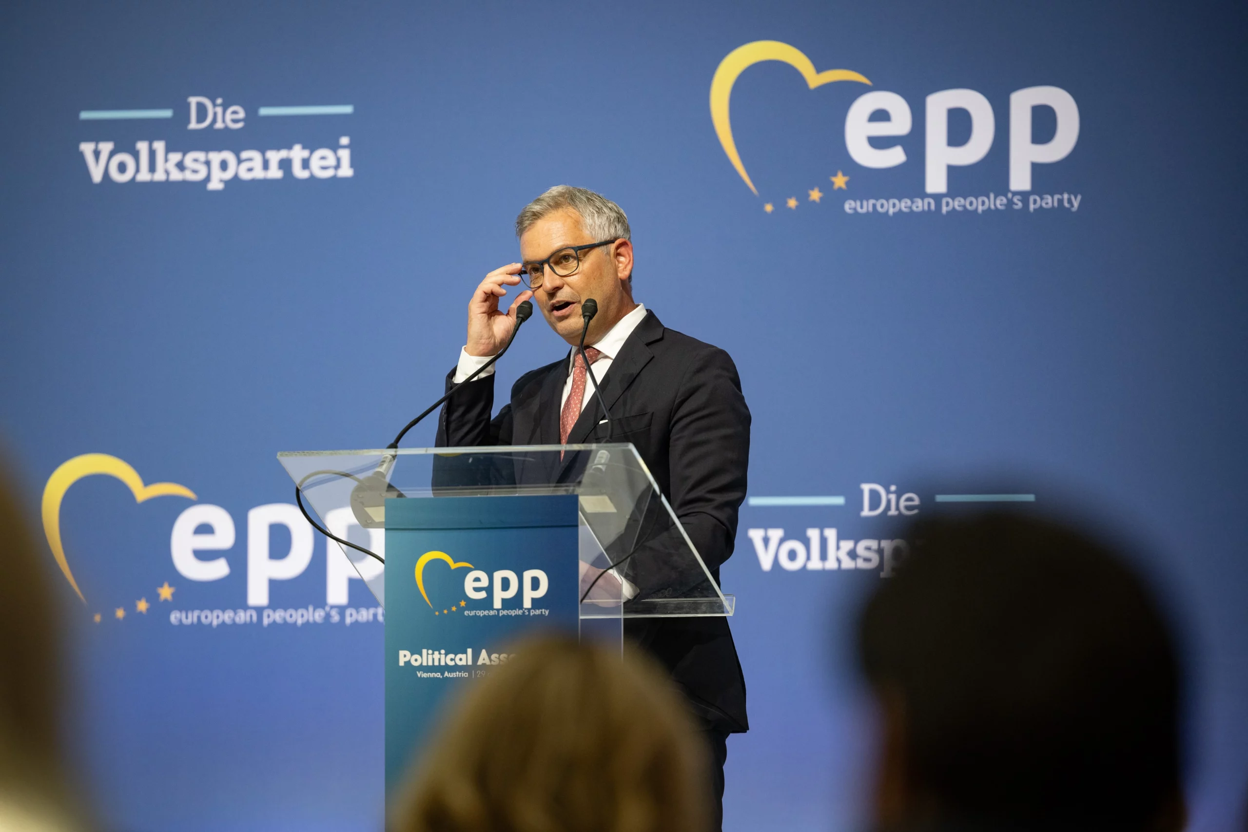 Magnus Brunner ist in der Europäischen Kommission zuständig für Migration und innere Sicherheit. Seine Botschaft beim Kongress der Europäischen Volkspartei in Wien: Die EU hat in der Migration ihre Hausaufgaben erledigt, muss aber in der Wettbewerbsfähigkeit noch zulegen. Alle Fotos: Jakob Glaser