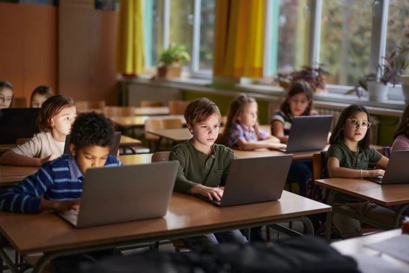 Die Regierung will durch die Änderung mehrerer Schulgesetze das österreichische Bildungssystem stärker auf digitale Kompetenzen wie KI ausrichten. Foto: iStock/StockPlanets