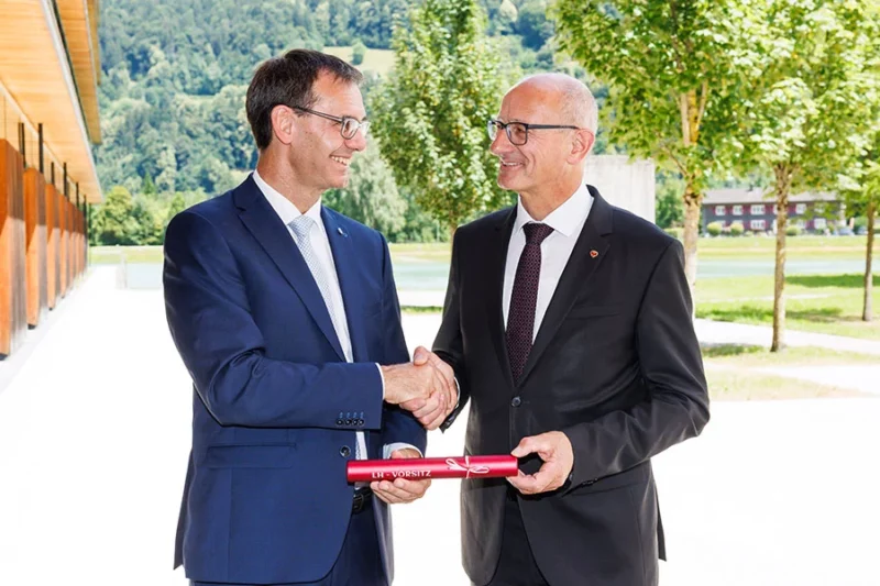 Das Staffelholz des LH-Vorsitzes hat nun das westlichste Bundesland Österreichs erreicht. LH Markus Wallner übernahm am Freitag den Vorsitz von Tirols LH Anton Mattle. Foto: Bernd Hofmeister