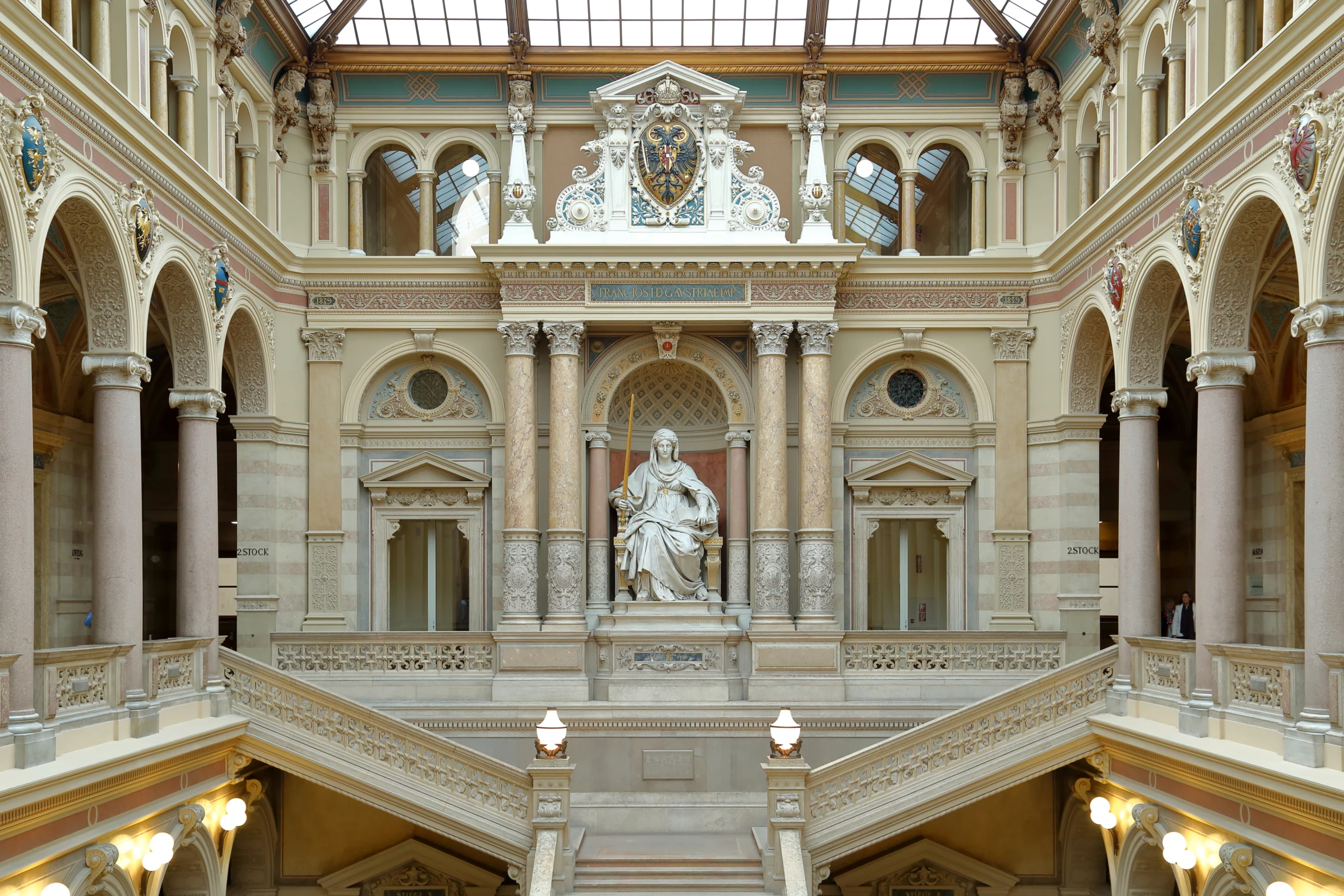 An der Spitze der Weisungskette für die Anklagebehörde soll künftig eine unabhängige Bundesstaatsanwaltschaft stehen. Foto (Eingangshalle Justizpalast Wien): CC C.Stadler/Bwag