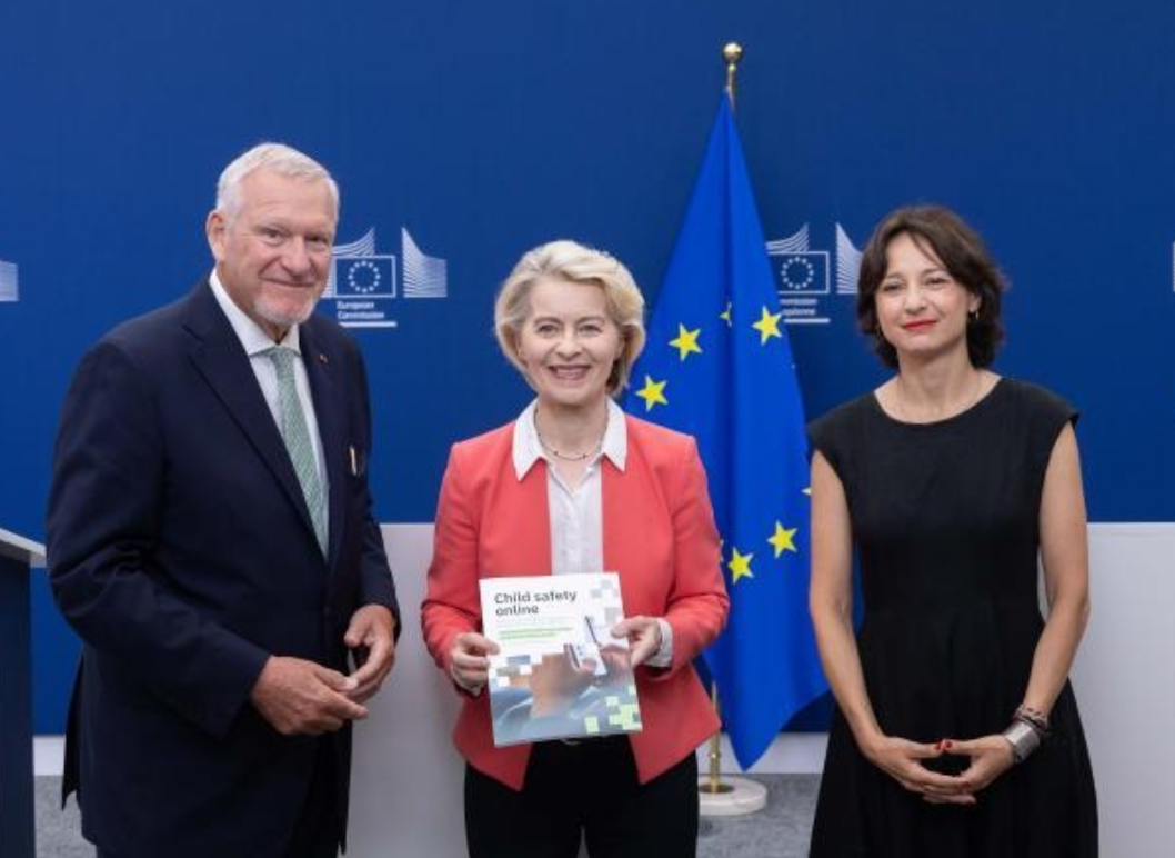 Ursula von der Leyen mit Jörg Fegert und Maria Melchior bei der Präsentation des Sonderberichts in Brüssel: Altersgerechte Regelungen für soziale Medien. Foto: EU