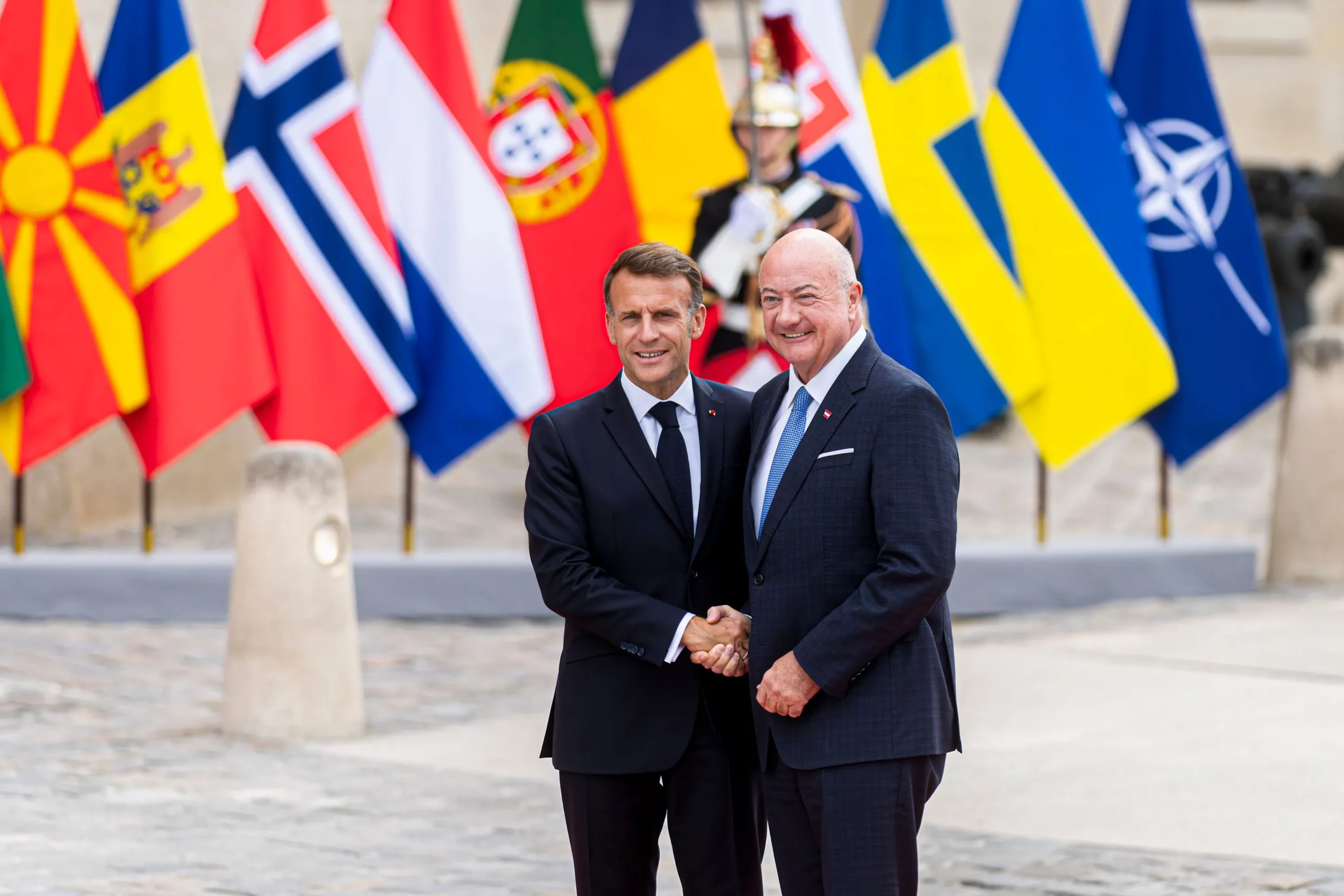 Österreich als Beobachter bei der Koalition der Willigen: Frankreichs Präsident Emanuel Macron begrüßte am Montag Bundeskanzler Christian Stocker in Paris. Foto: Florian Schrötter