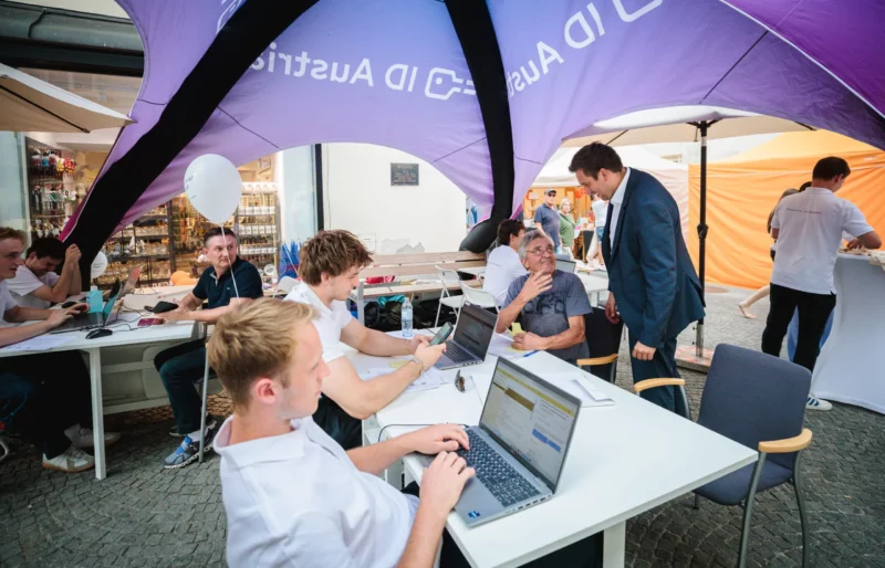 Die ID Austria Servicetour durch Österreich zeigt sich als Erfolg. Im Sommer gab es über 270.000 Neuregistrierungen. Foto: BKA/Valentin Brauneis