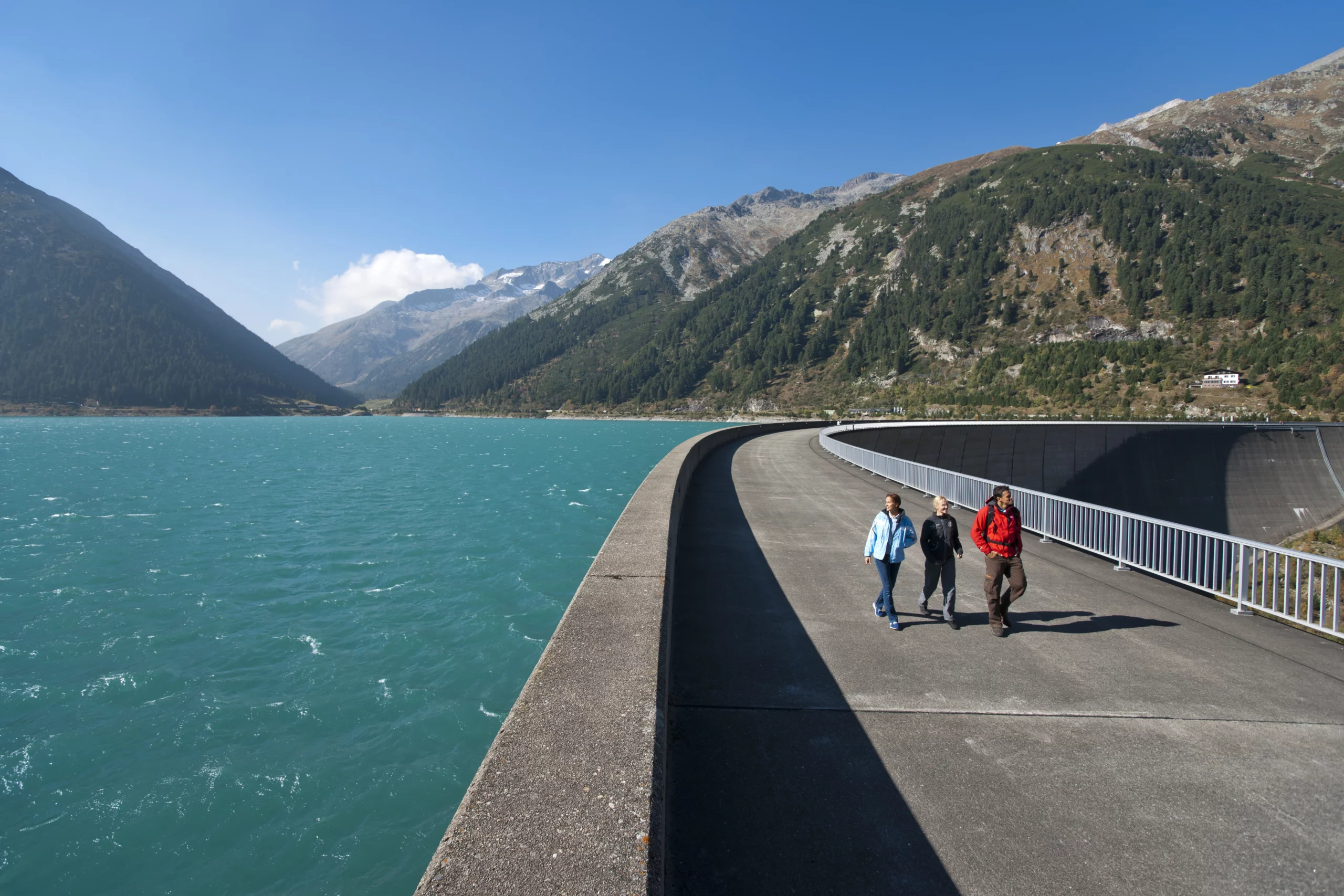 Österreich führt in Europa bei der Wasserkraft. Diese soll ausgebaut werden. Die Optionen lässt Wirtschaftsminister Hattmannsdorfer prüfen. Bild (Schleis-Speicher im Zillertal/Tirol): Verbund