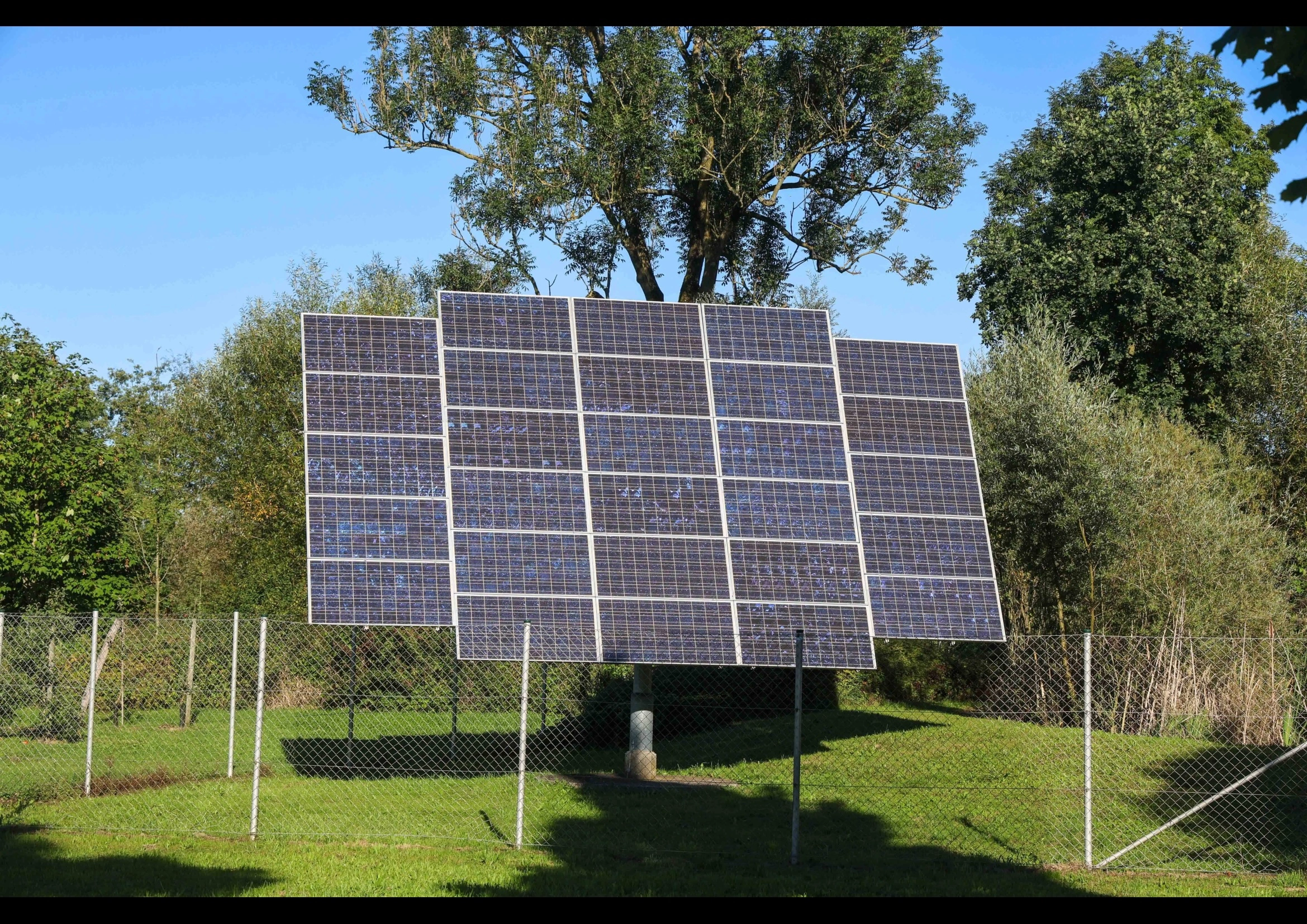 Anlagen der Photovoltaik sind ökonomisch und ökologisch zweckmäßig. Da die Förderungen jeweils rasch vergeben sind, wird das Gesetz novelliert. Foto (Symbolbild, OÖ): Imago / Daniel Scharinger