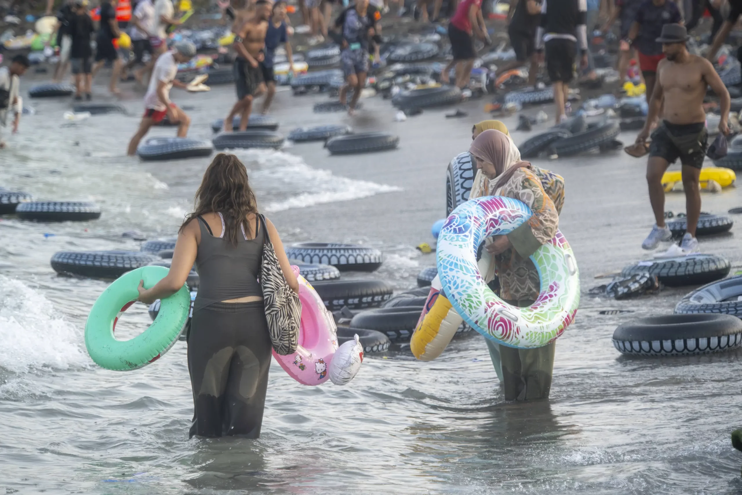 Tausende Personen haben zu Fuß oder schwimmend von Marokko aus die auf dem afrikanischen Kontinent gelegene spanische Exklave Ceuta erreicht. Dort wurde der Notstand ausgerufen. Foto: IMAGO - Marcos Moreno