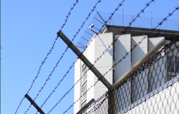 Hochriskante Gefährder sollen nach Haft unter Kontrolle bleiben. ÖVP-Klubobmann Ernst Gödl will mit den Koalitionspartnern über die Fußfessel für Gefährder verhandeln. Foto (Stuttgart Stammheim): Pixabay / Ute Friesen