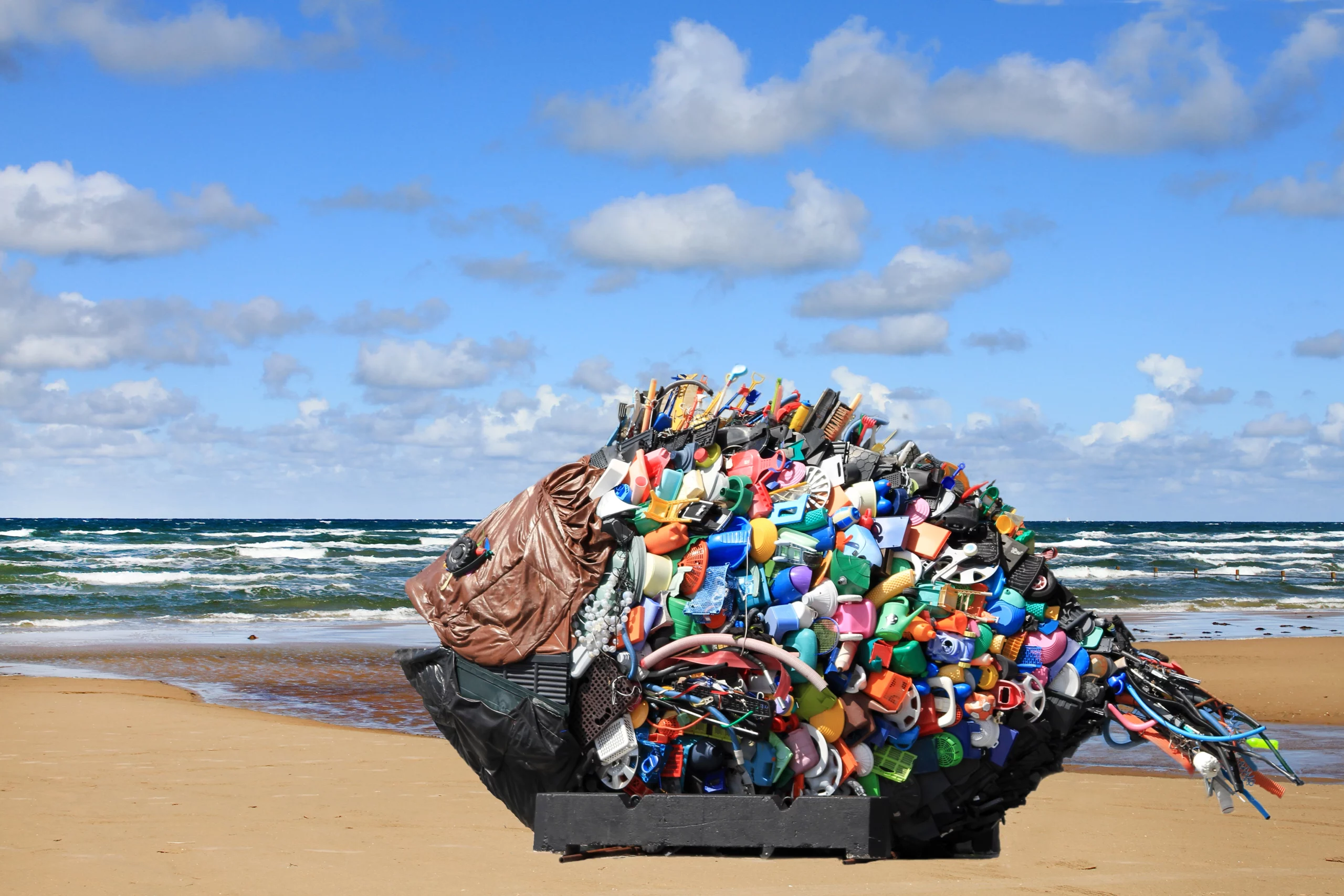Mit der Kreislaufwirtschaft wollen die EU-Umweltminister den Plastik- und Verpackungsmüll eindämmen (Foto: Küste Dänemarks). Sie bereiten in Dublin weiters die Klimakonferenz vor: Klimaschutz und Wirtschaft müssen zusammengehen, sagt Umweltminister Norbert Totschnig. Foto: Alexandra H./pixelio.de