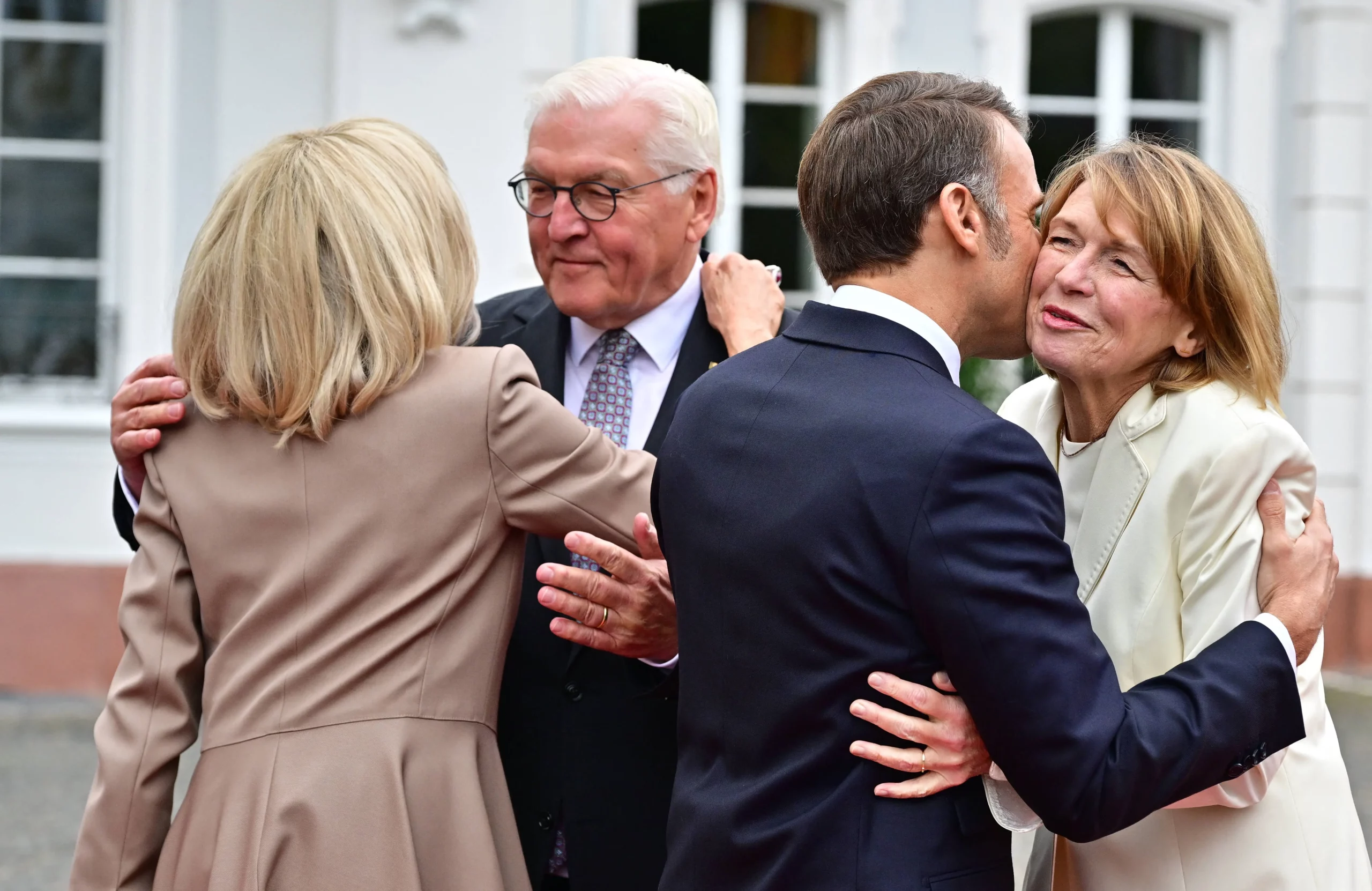 Europas Staatsoberhäupter repräsentieren ihre Länder und deren Beziehung: Emmanuel und Brigitte Macron werden von Frank Walter Steinmeier und Ehefrau Elke Büdenbender im Oktober 2025 in Saarbrücken zum Tag der Deutschen Einheit begrüßt. Bei Präsidenten befinden sich im letzten Amtsjahr. Foto: Imago / Christian Liewig