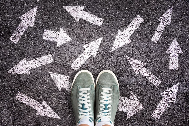 Viele Wege stehen Schülern nach der Pflichtschule offen. Die Berufsorientierung fällt trotzdem vielen Schülern schwer. Das soll sich nun ändern. Foto: iStock/Delpixart