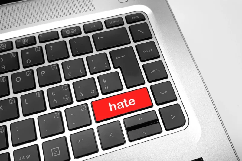 Das Internet bleibt auch im 5. Lagebericht zu Hate Crime der Tatort Nummer 1. Positiv: die Aufklärungsquote von Hass im Netz wird immer besser. Foto: iStock/undefined undefined