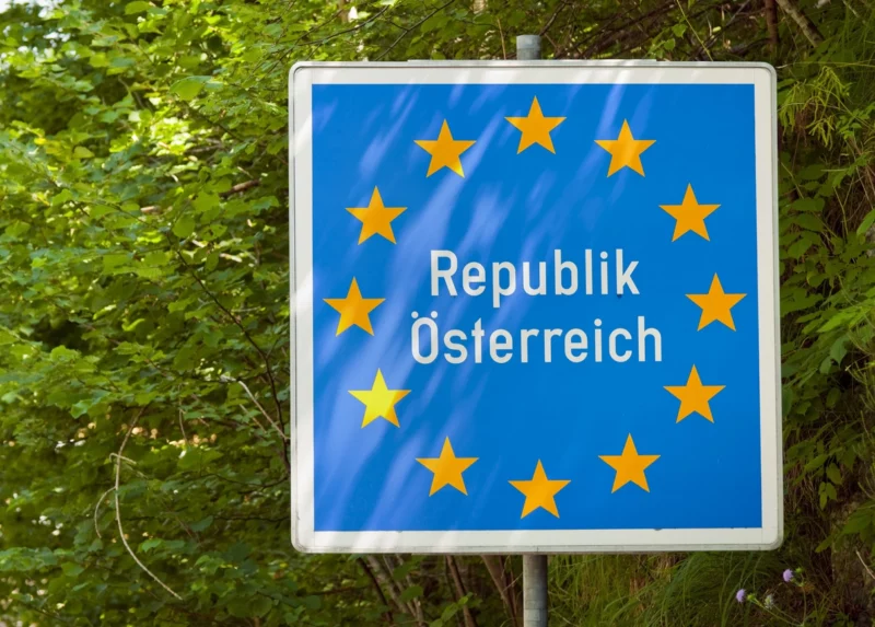 Die aktuelle Asylstatistik zeigt, dass weniger Menschen einen Asylantrag stellen und mehr Menschen das Land verlassen. Innenminister Gerhard Karner spricht von Minuszuwanderung. Foto: istock/Joel Carillet