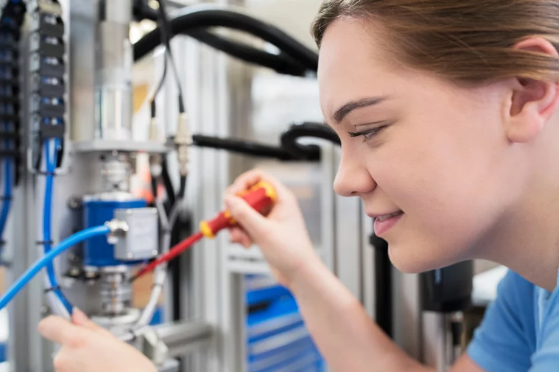 Lehrberufe, wie auch jene im Elektrobereich, werden modernisiert. Foto: iStock/Daisy-Daisy