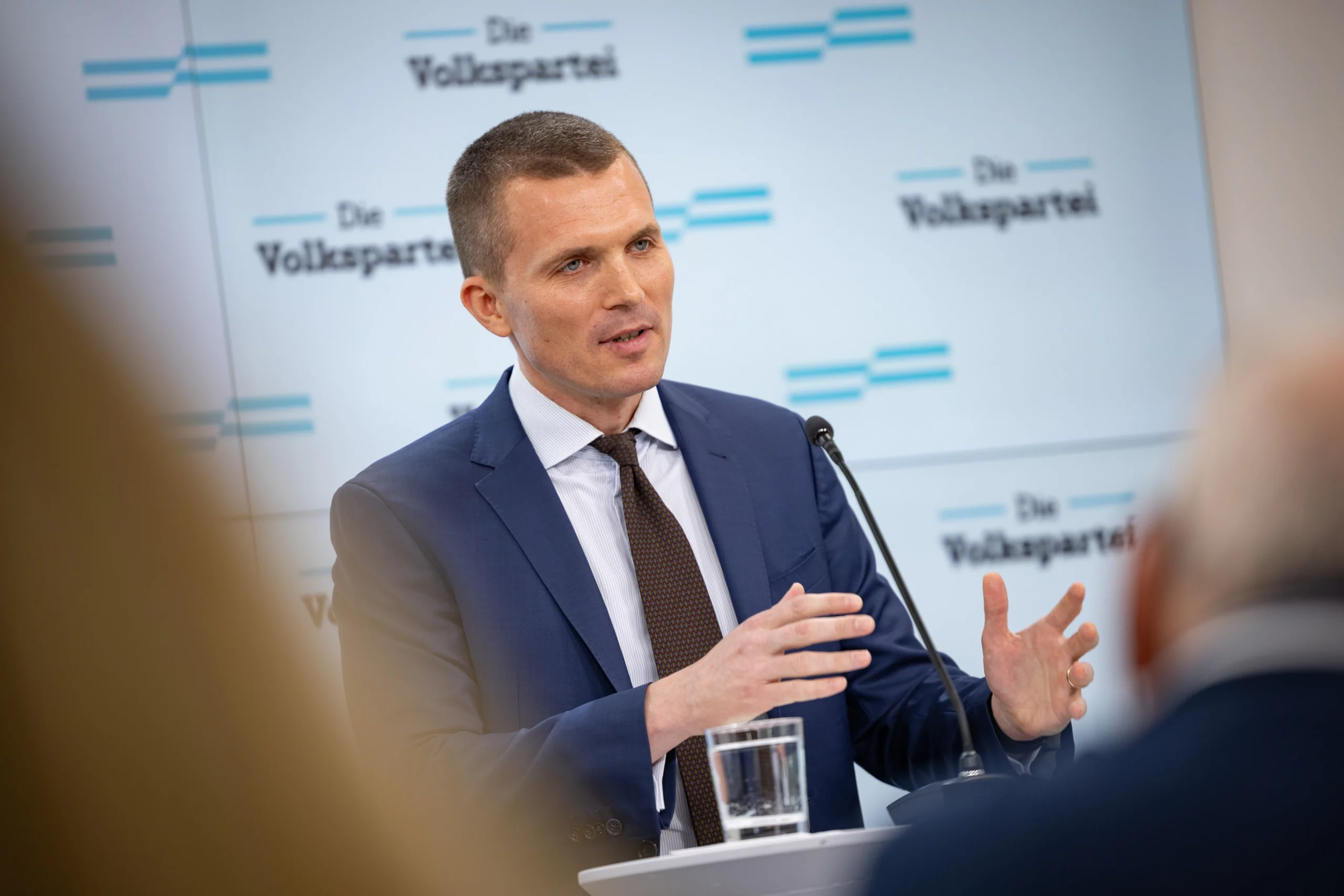 ÖVP-Generalsekretär Markus Gstöttner (Bild) und ÖVP-Klubobmann Ernst Gödl fordern Wien auf, den teuren Anleingang in der Sozialhilfe einzustellen. Die Kritik von Stadtrat Peter Hacker (SPÖ) an der Regierung wird zurückgewiesen. Foto: Jakob Glaser