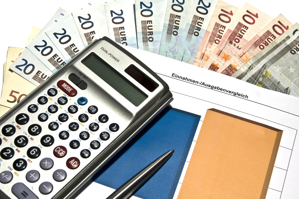 Der Budgetkurs hält, einige wesentliche Einnahmen aus Steuern steigen, einige Ausgaben geben zurück, zeigt der Halbjahresbericht des Finanzressorts. Foto: Pixelio / Thorben Wengert