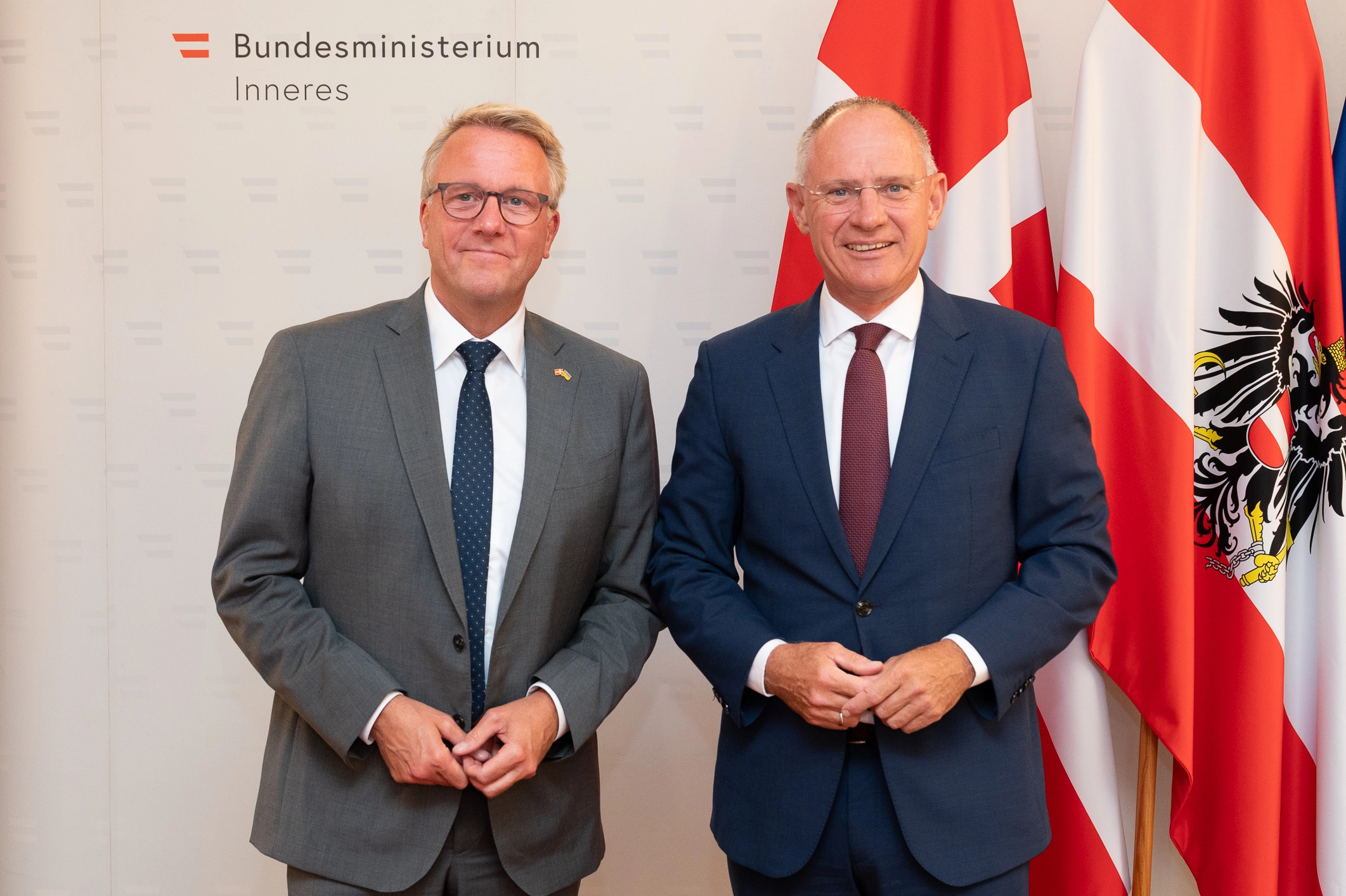 Die Innenminister Österreichs und Dänemarks, Gerhard Karner und Morton Bodskov, setzen die nächsten Schritte für Asylverfahren und Rückkehrzentren außerhalb der EU. Foto: BMI