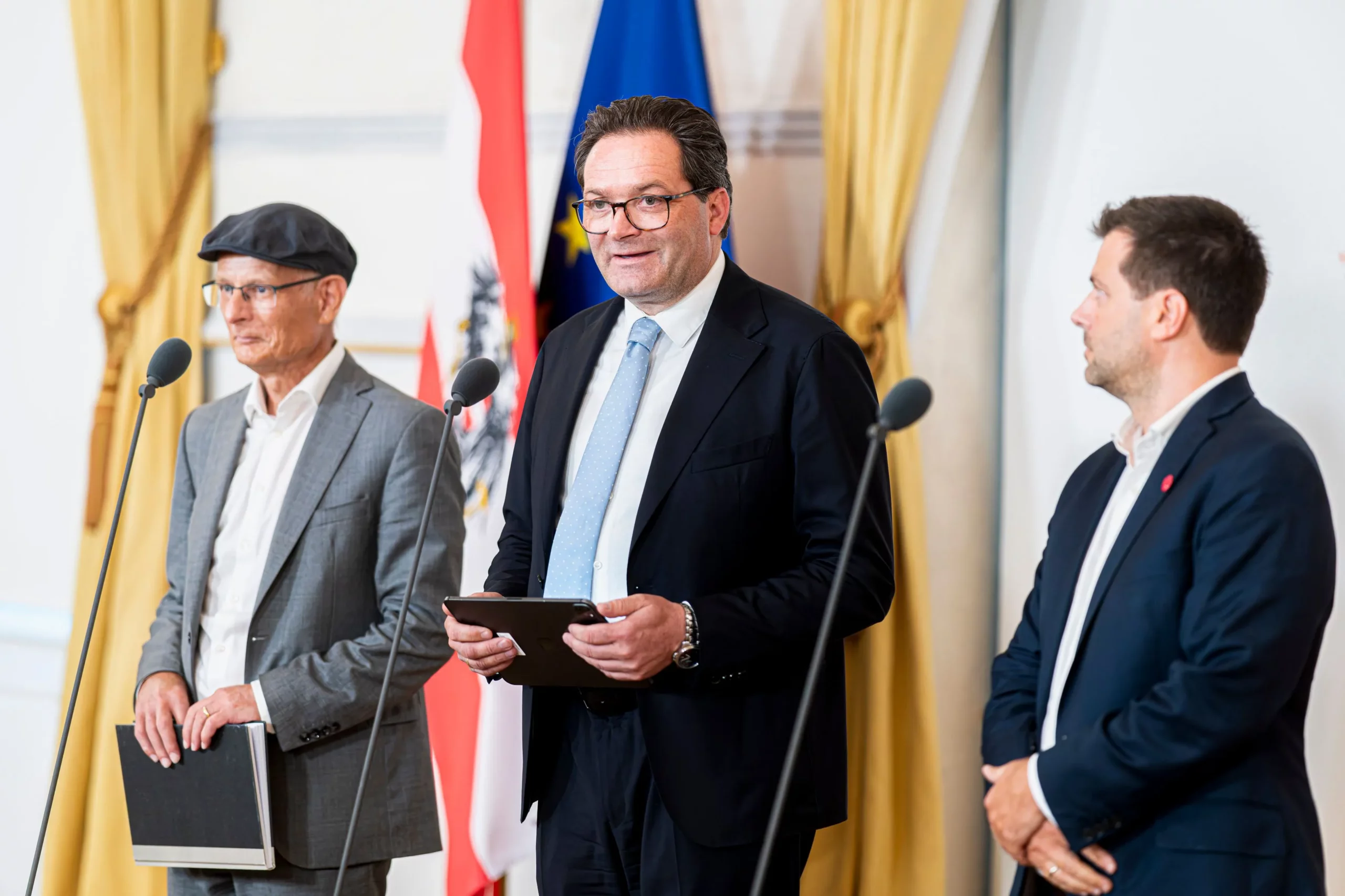 Landwirtschaftsminister Norbert Totschnig präsentierte mit Finanzminister Markus Marterbauer und Abg. Martin Bernhard die vier direkten Dürrehilfen der Bundesregierung. Foto: Florian Schrötter