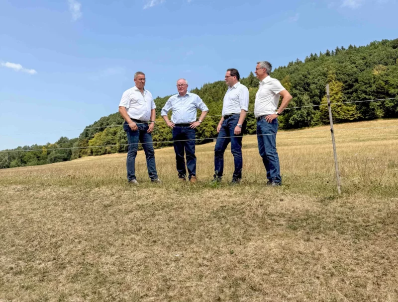 Landwirtschaftsminister Norbert Totschnig machte sich in Niederösterreich ein Bild von der extremen Dürre und kündigt Hilfen für bäuerliche Betriebe an. Foto: BMLUK/Hemerka