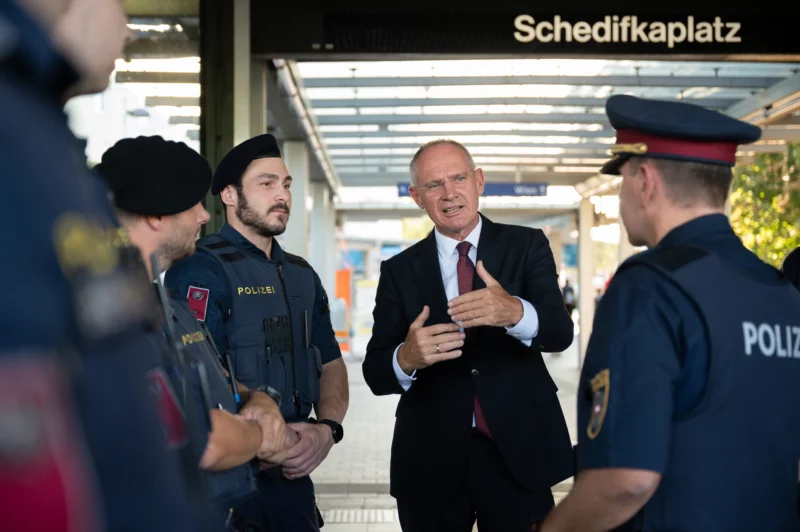 Schwerpunkaktion und Lokalaugenschein am Mittwochabend in Wien Meidling. Innenminister Gerhard Karner fordert angesichts steigender Jugendkriminalität härterer Konsequenzen. Foto: BMI/Jürgen Makowecz