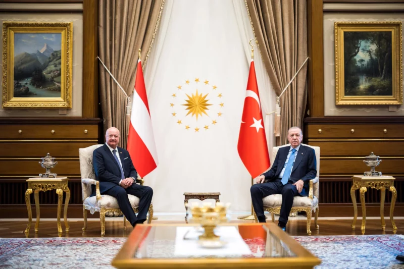 Betonten die gemeinsame Zusammenarbeit. Kanzler Christian Stocker traf am Montag in Ankara Recep Erdoğan. Foto: BKA/Christopher Dunker
