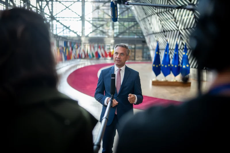 Schmiedet eine Allianz mit fünf anderen Amtskollegen. Wirtschaftsminister Wolfgang Hattmannsdorfer erhöht beim "Österreich-Aufschlag" den Druck auf die EU-Kommission. Foto: EU/Consilium