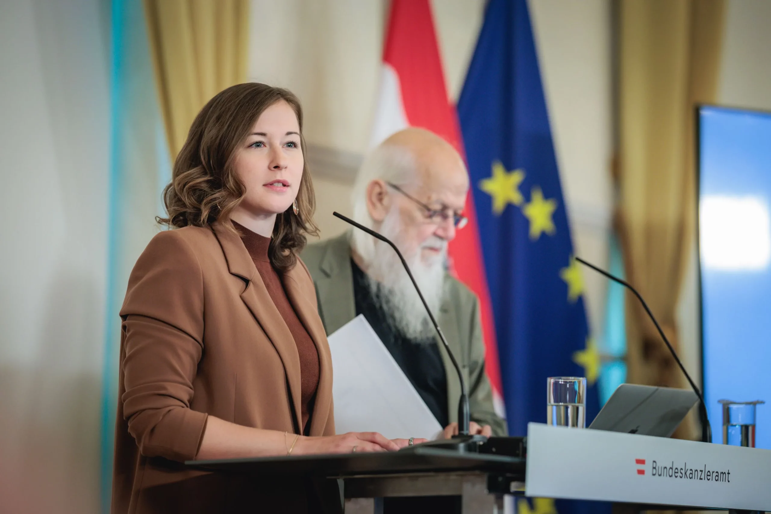 Integrationsministerin Claudia Bauer und Sozialforscher Rudolf Bretschneider präsentierten zu Zusammenhalt und Migration. Foto: Bka / Valentin Brauneis