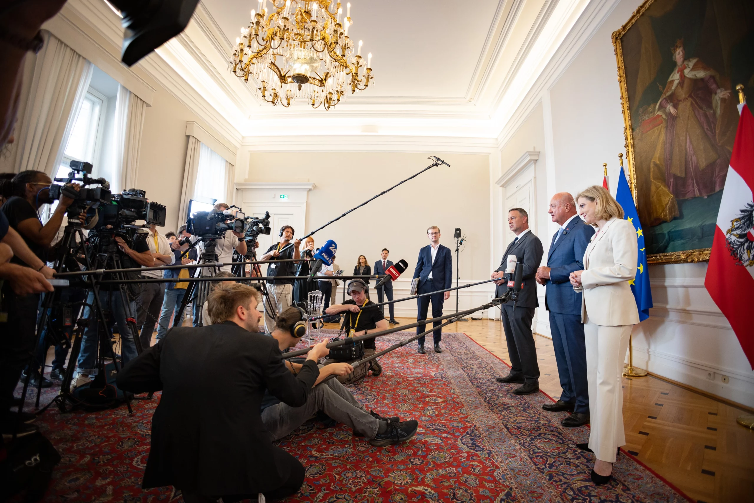 Ein Umweltpaket schickt die Bundesregierung nun in Begutachtung, gab Bundeskanzler Christian Stocker - mit Vizekanzler Andreas Babler und Außenministerin Beate Meinl-Reisinger - unter großem Medieninteresse bekannt. Foto: Jakob Glaser