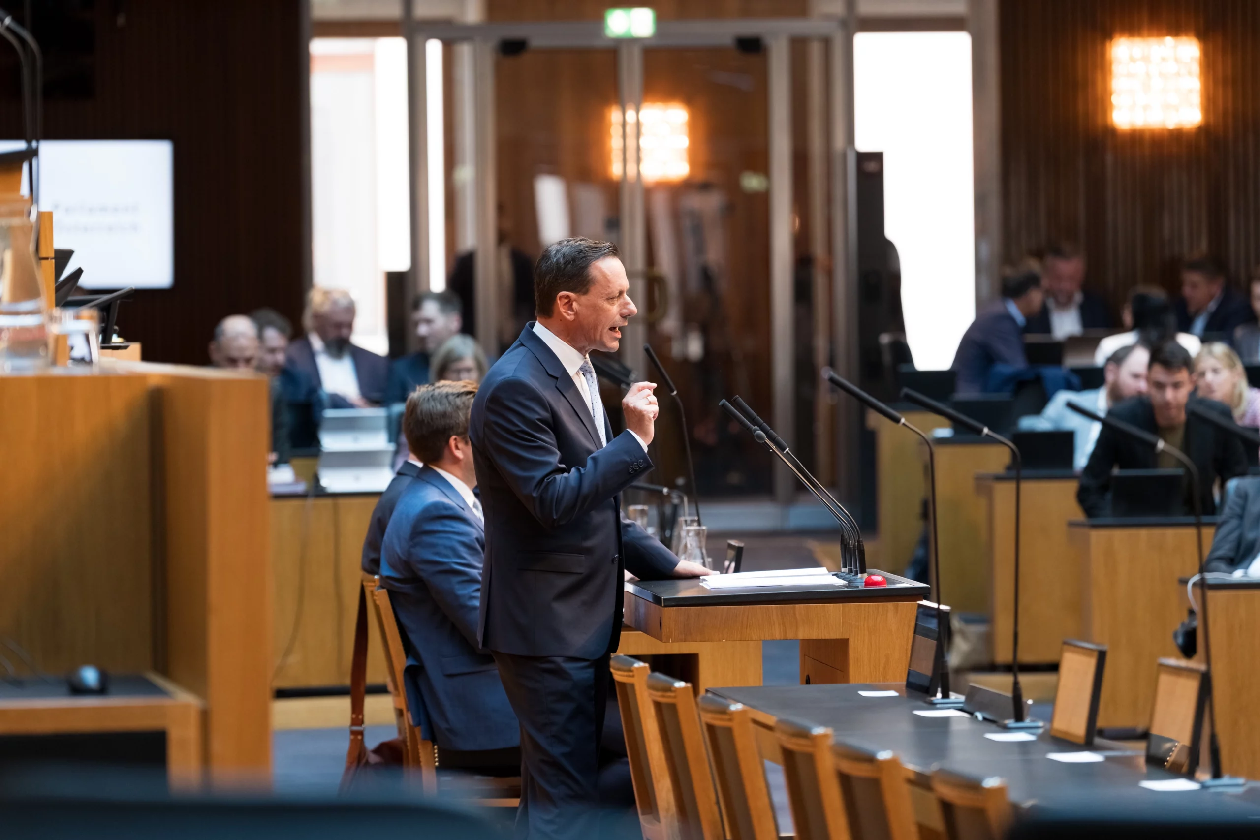 Eine Klimapolitik mit Hausverstand, die ökologische, ökonomische und soziale Aspekte berücksichtigt, vertrat ÖVP-Klubchef Ernst Gödl in der Sondersitzung des Nationalrats. Fotos: Parlament / Sattler-Remling