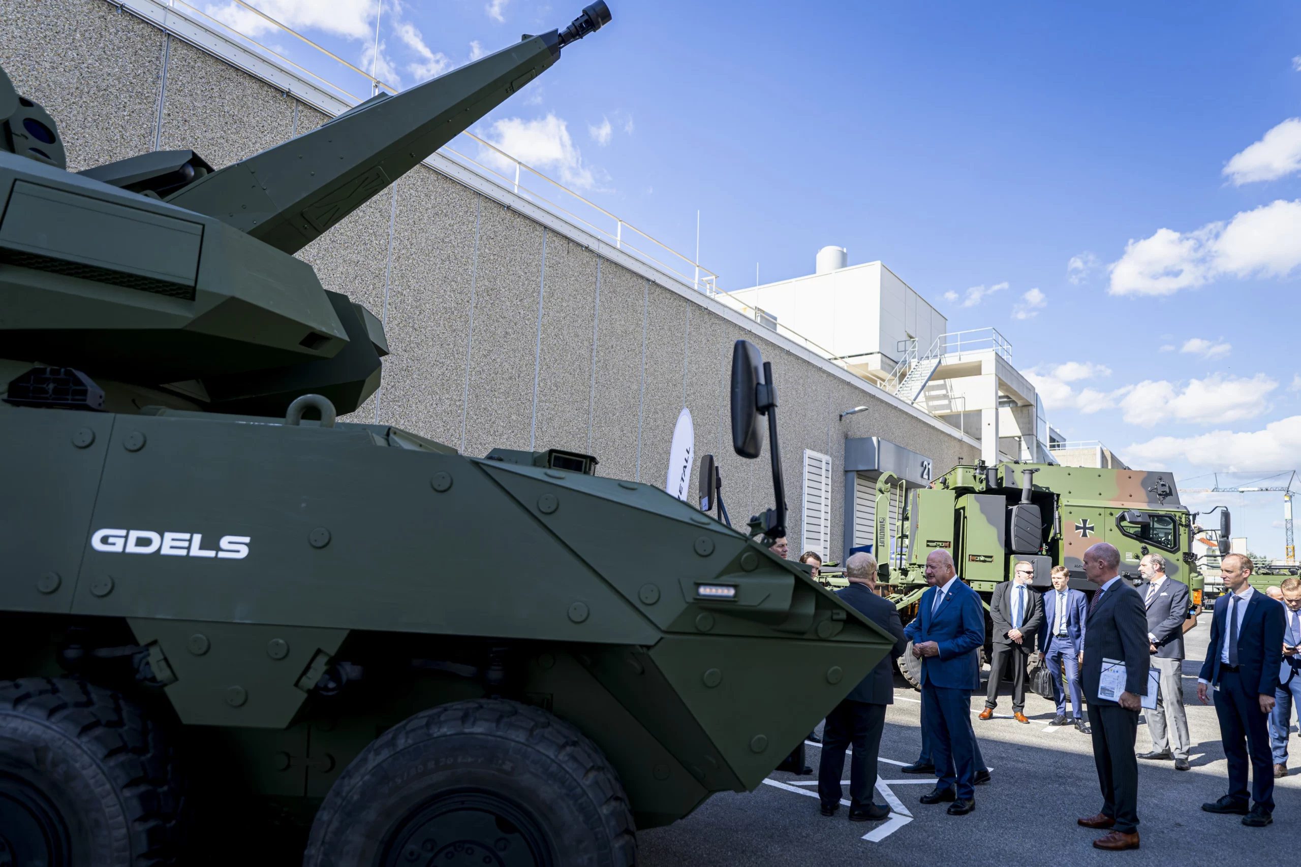 Österreich soll bei der Konjunktur an Sicherheitsgütern mit dabei sein, erklärt Wirtschaftsminister Wolfgang Hattmannsdorfer anlässlich eines Besuches mit Bundeskanzler Christian Stocker bei Rheinmetall in Wien. Foto: Bka