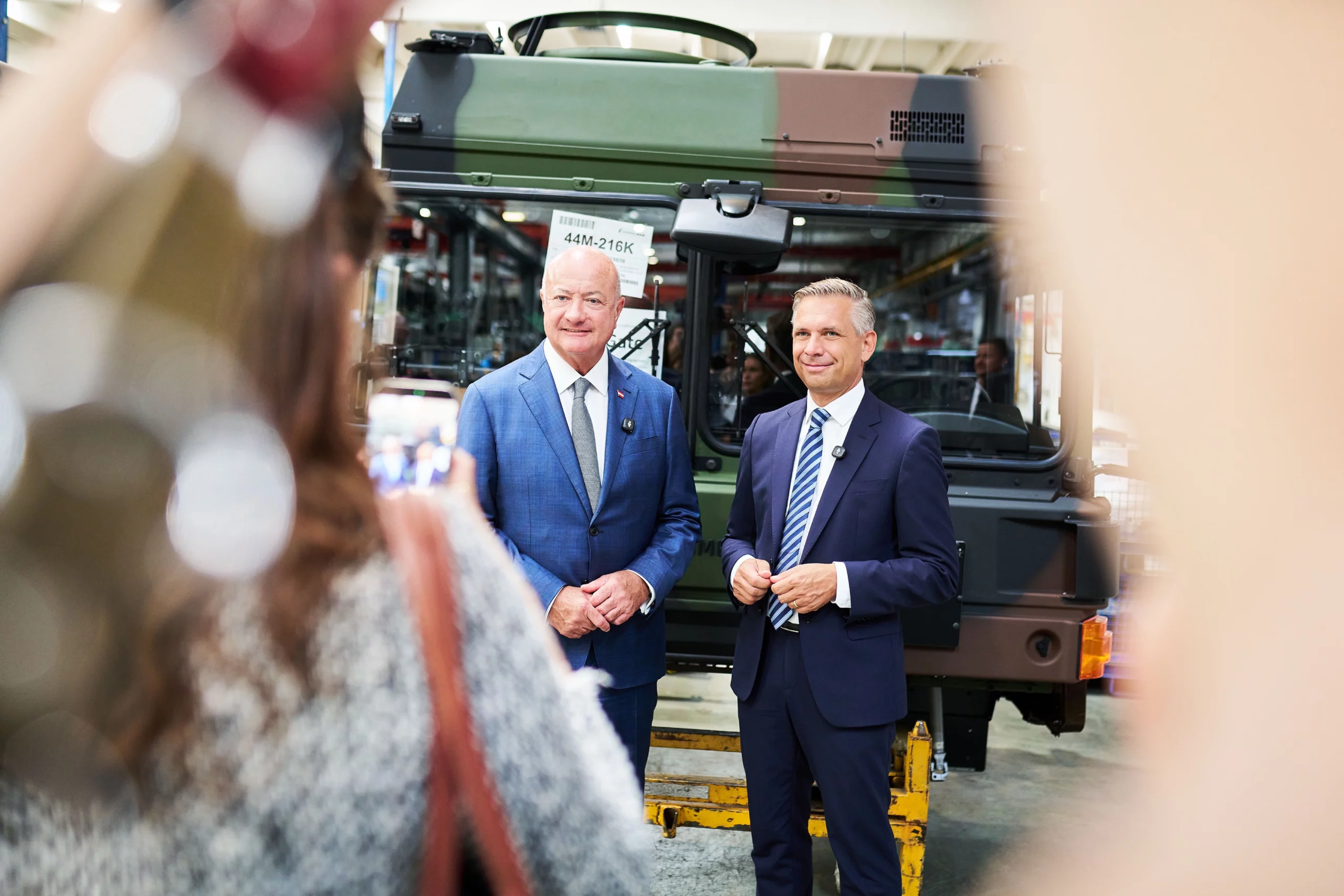 Bundeskanzler Christian Stocker und Wirtschaftsminister Wolfgang Hattmannsdorfer bei Rheinmetall MAN in Wien. Foto: BMWET