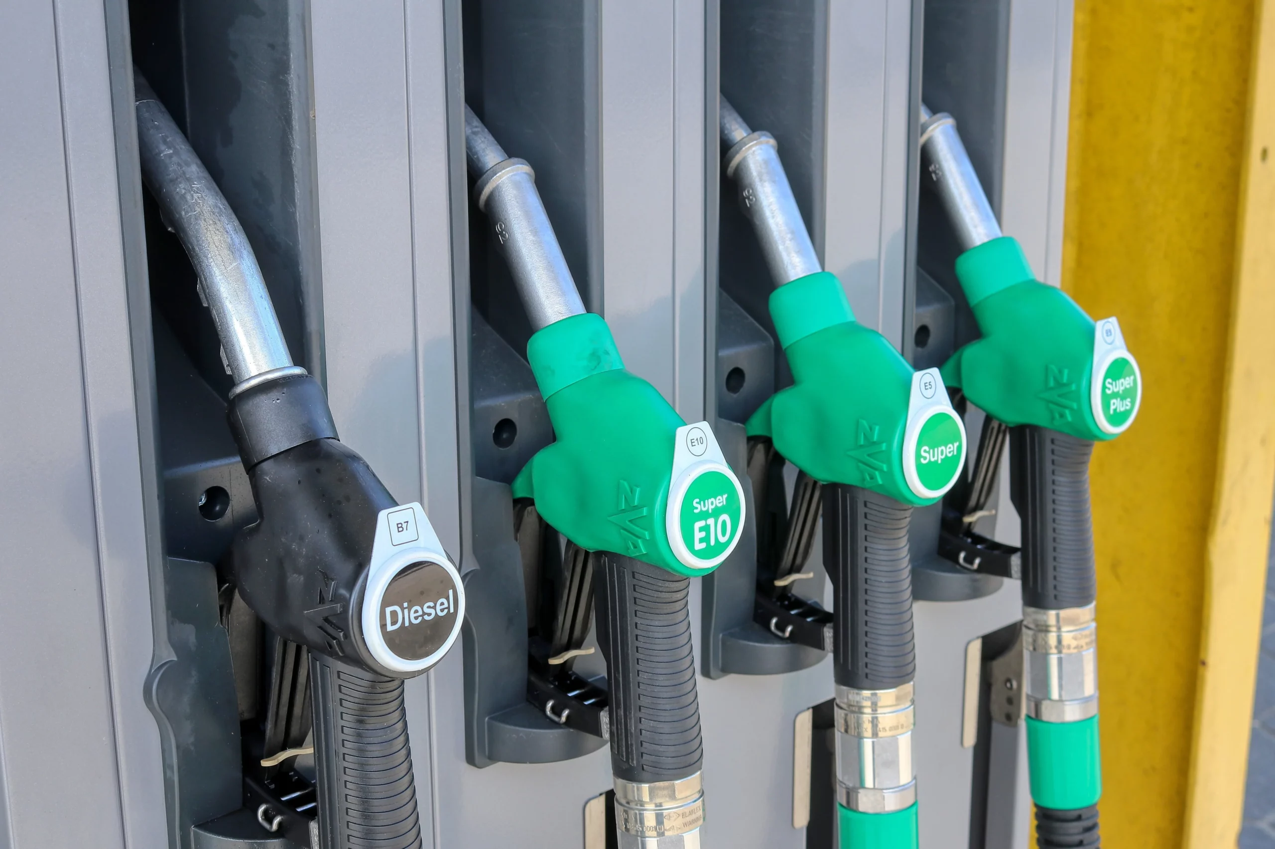 Für Oktober und November gilt erneut eine Spritpreisbremse. Sie soll eine Tankfüllung von 50 Liter um 6 Euro billiger machen. Foto: Pixabay / Planet Fox