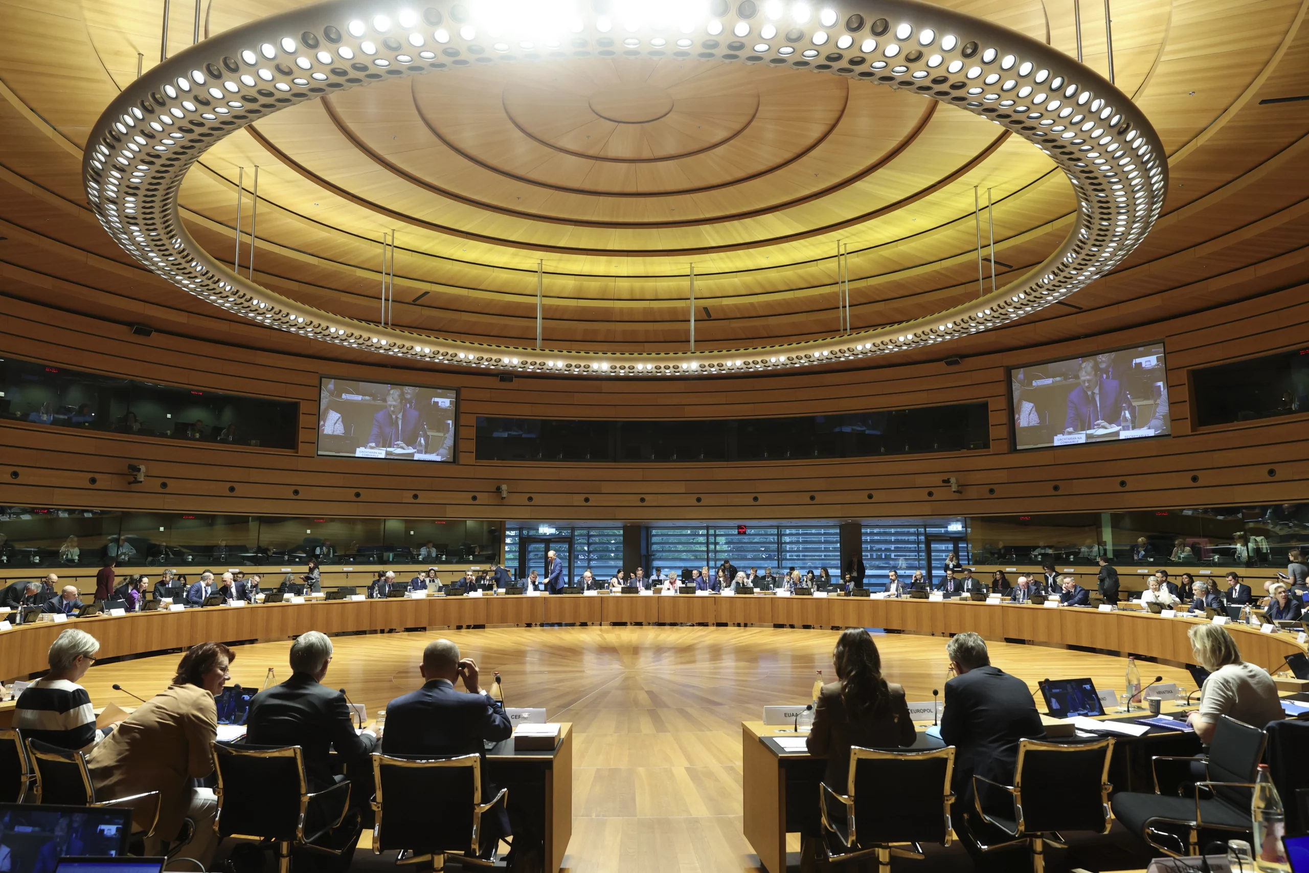 Die EU-Innenminster tagen in Luxemburg: Europa schafft neue und strikte Regeln für die Abschiebung von Personen ohne Aufenthaltstitel und für Straftäter. Fotos: EU