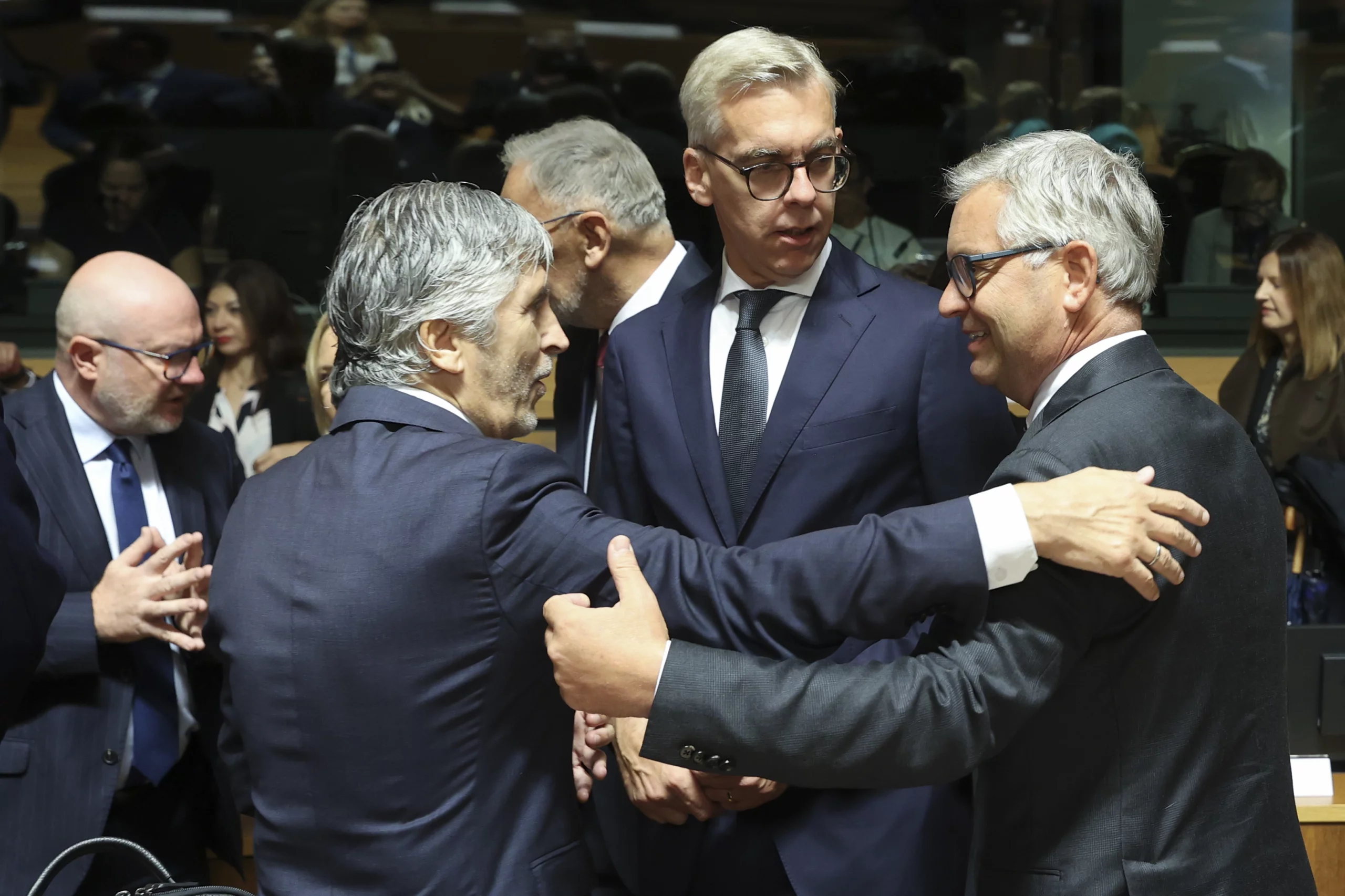 Setzt strikten Kurs durch: Kommissar Magnus Brunner mit G.-M. Gomez (Spanien) und L. Gloden (Luxemburg)