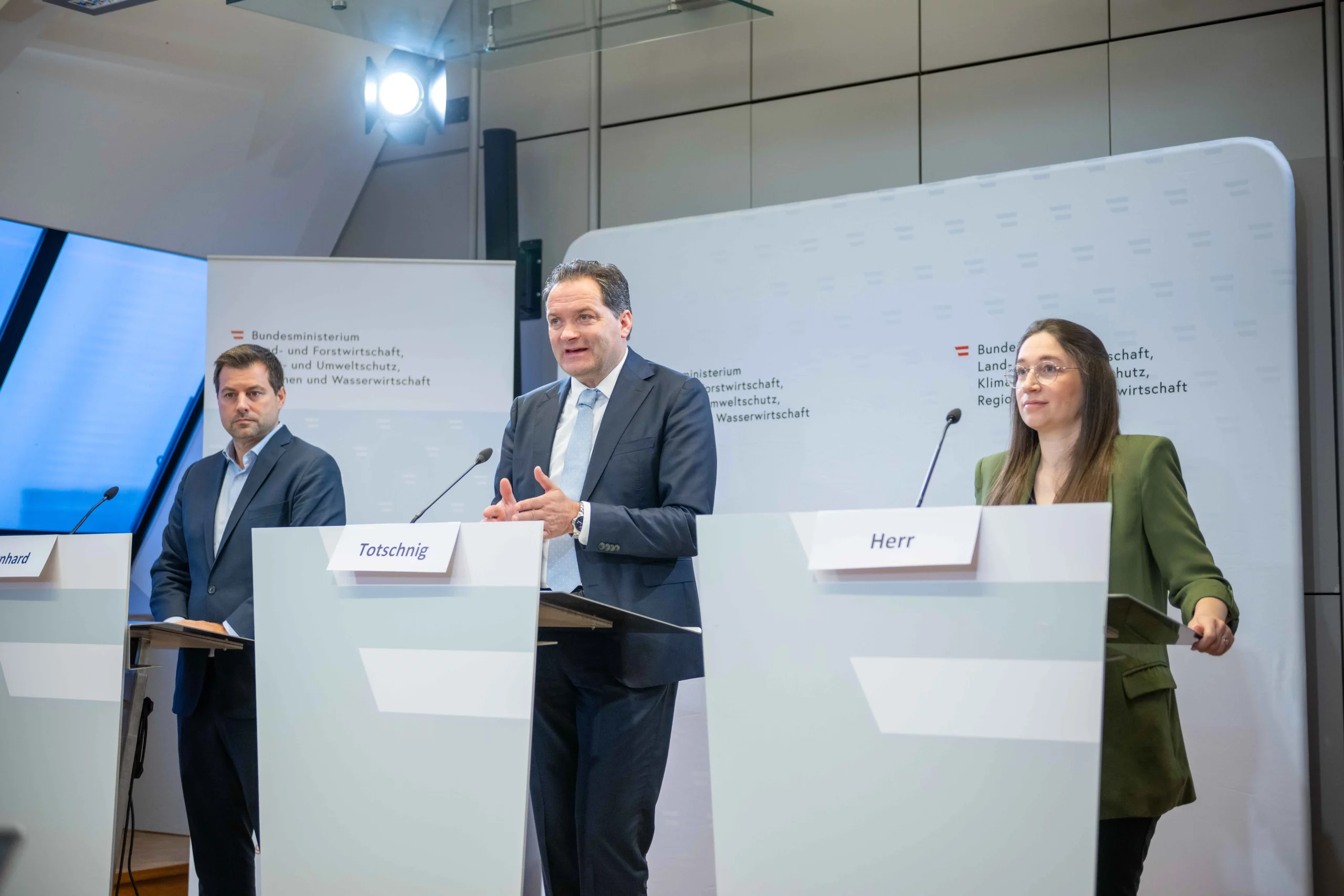 Die Entnahme hoher Mengen an Grundwasser wird ab 2029 registriert, kündigt Umweltminister Norbert Totschnig (mit Abg. Michael Bernhard und Abg. Julia Herr) an. Foto: MLUK Rene Hemerka
