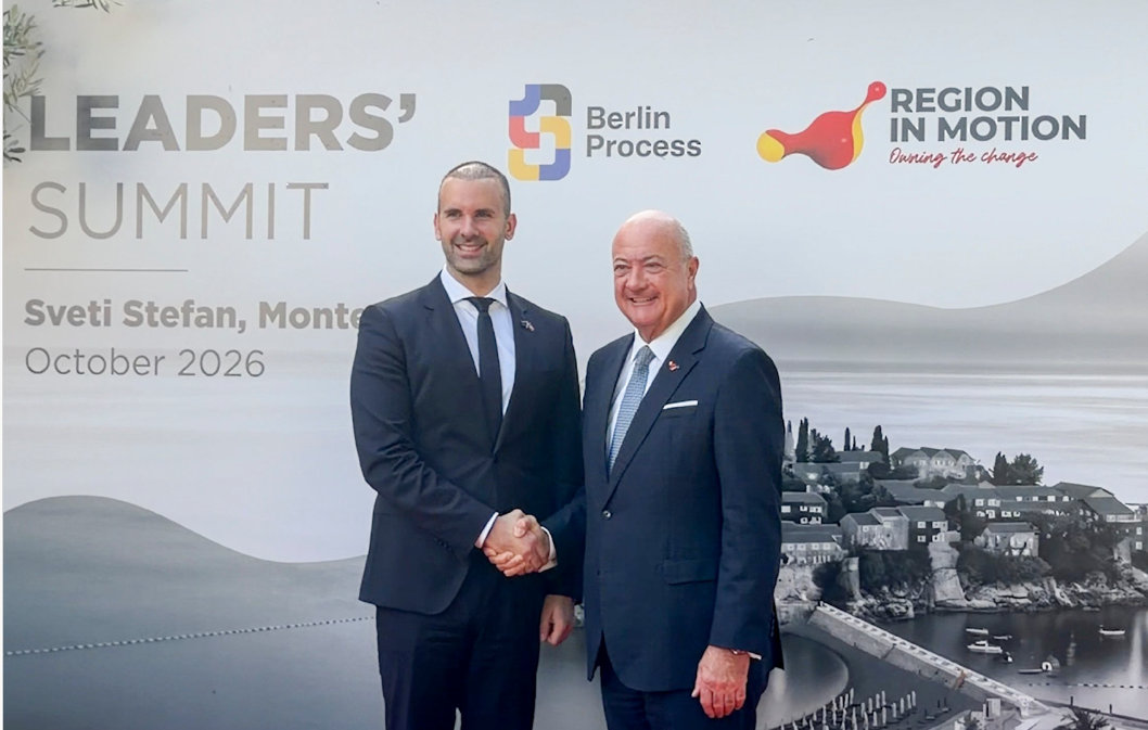 Bundeskanzler Christian Stocker wird in Montenegro von Amtskollegen Milojko Spajic zum Balkangipfel begrüßt. Foto: Andy Wenzel