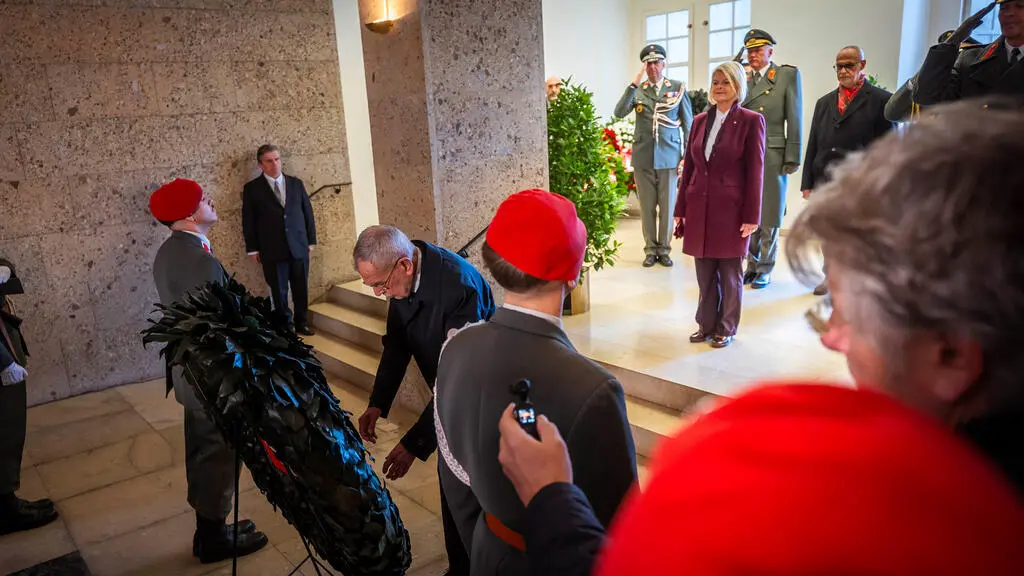 Gedenken der Gefallenen: Verteidigungsministerin Tanner und Bundespräsident Van der Bellen. Foto: Paul Kulec