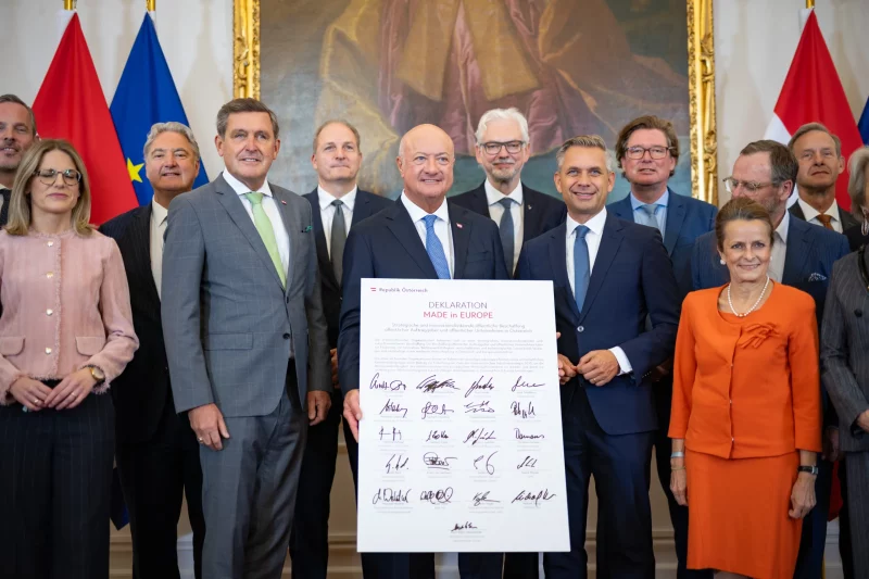 Schulterschluss zwischen Politik und Wirtschaft für mehr Investitionen in Europa. Die "Made in Europe - Deklaration" im Umfang von 67 Milliarden Euro wurde im Kanzleramt unterzeichnet. Foto: Jakob Glaser