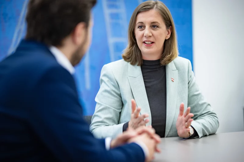 Mit dem Zukunftsdepot sieht Finanzstaatssekretärin Barbara Eibinger-Miedl für Kinder bessere Startchancen gegeben. Foto: Büro BMFStS