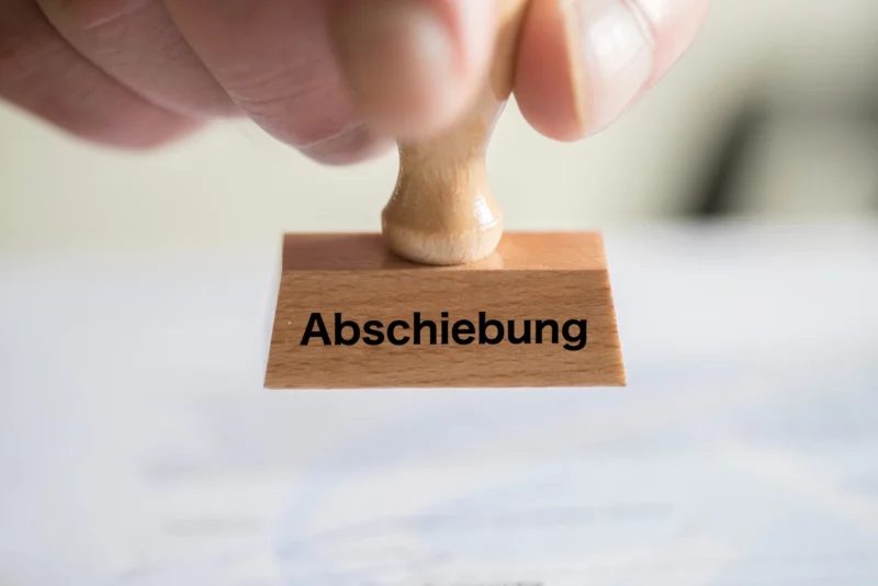 Abschiebungen steigen auf einen neuen Rekordwert, während die Asylanträge einen Tiefststand erreichen. Das Innenministerium veröffentlichte am Freitag die aktuelle Asylstatistik. Foto: iStock/Stadtratte
