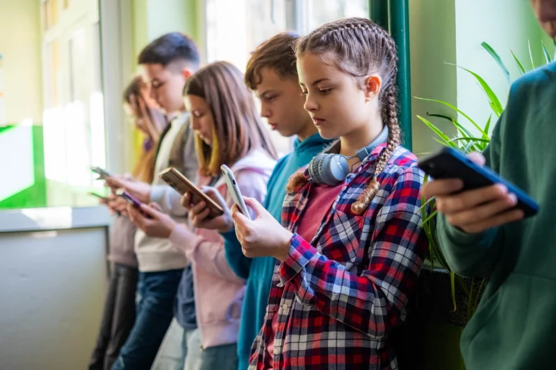 Ein einheitlicher Schutz von Kindern in Sachen Social Media wird von zahlreichen Mitgliedsstaaten gefordert. Auch Österreichs Digitalisierungsstaatssekretär Alexander Pröll erhöht den Druck auf die EU. Foto: iStock/StockPlanets