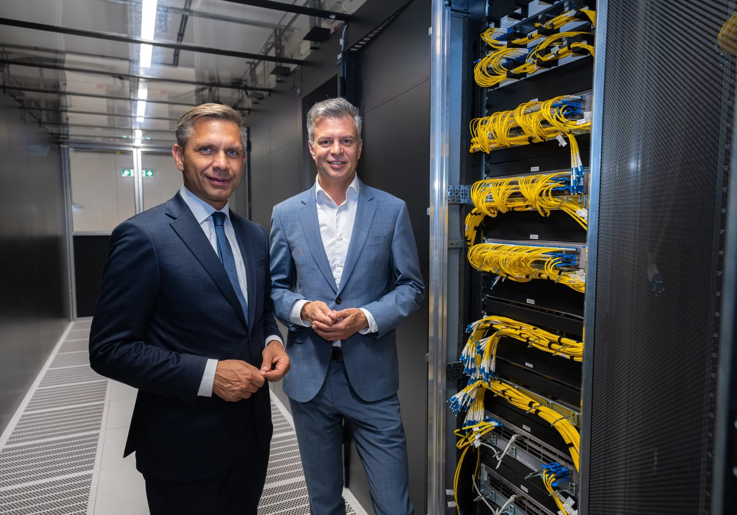 Wolfgang Hattmannsdorfer und A1-CEO Thomas Arnoldner im Datacenter in Wien: Zollstreit der USA ist ein Warnsignal, denn Europa braucht Souveränität über seine gespeicherten Daten. Und die gibt es nur in Europa. Foto: Enzo Holey